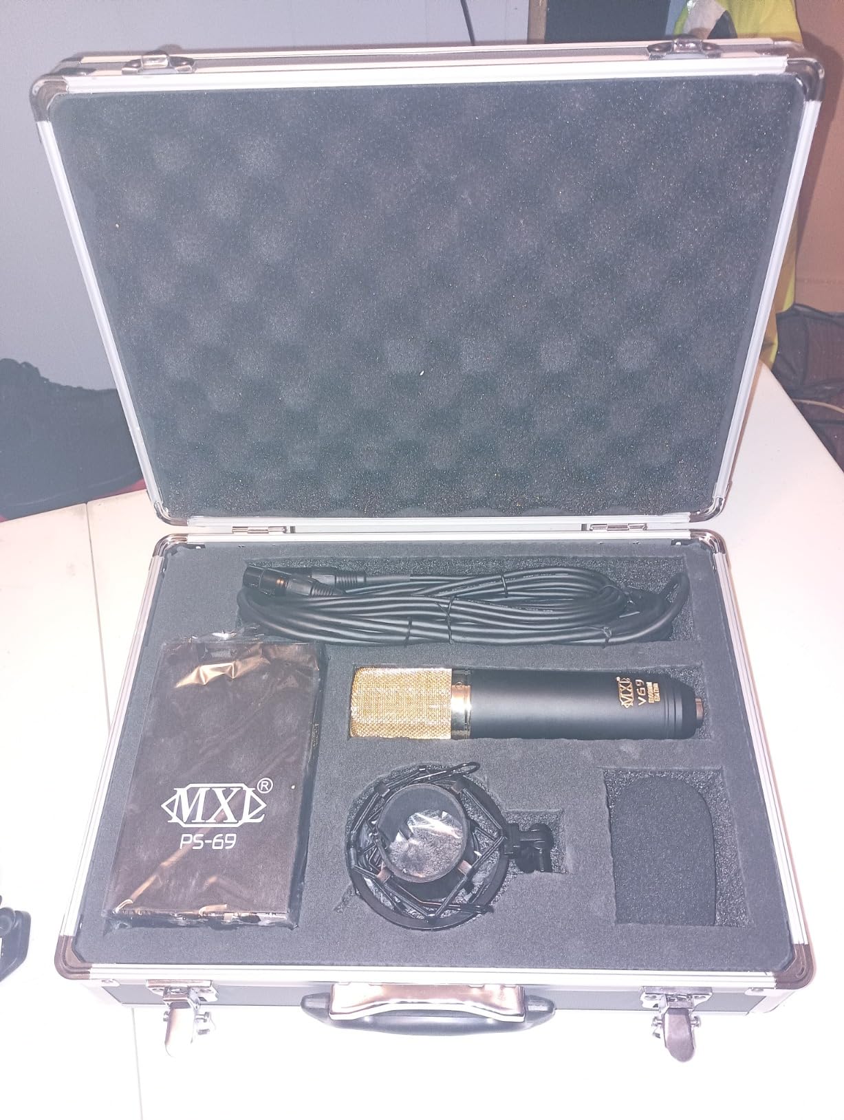 MXL Mics MXL V69M EDT MOGAMI Edition Large Diaphragm Tube Condenser Microphone customer photo 1