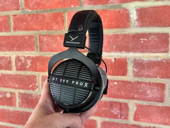 beyerdynamic DT 990 PRO, 250 Ohm, Open Back, Over Ear, Wired Professional Studio Headphones, Mixing, Music Production, Editing, Audiophile, 3m Coiled Cable, Black with Grey Velour Ear Pads customer photo 1