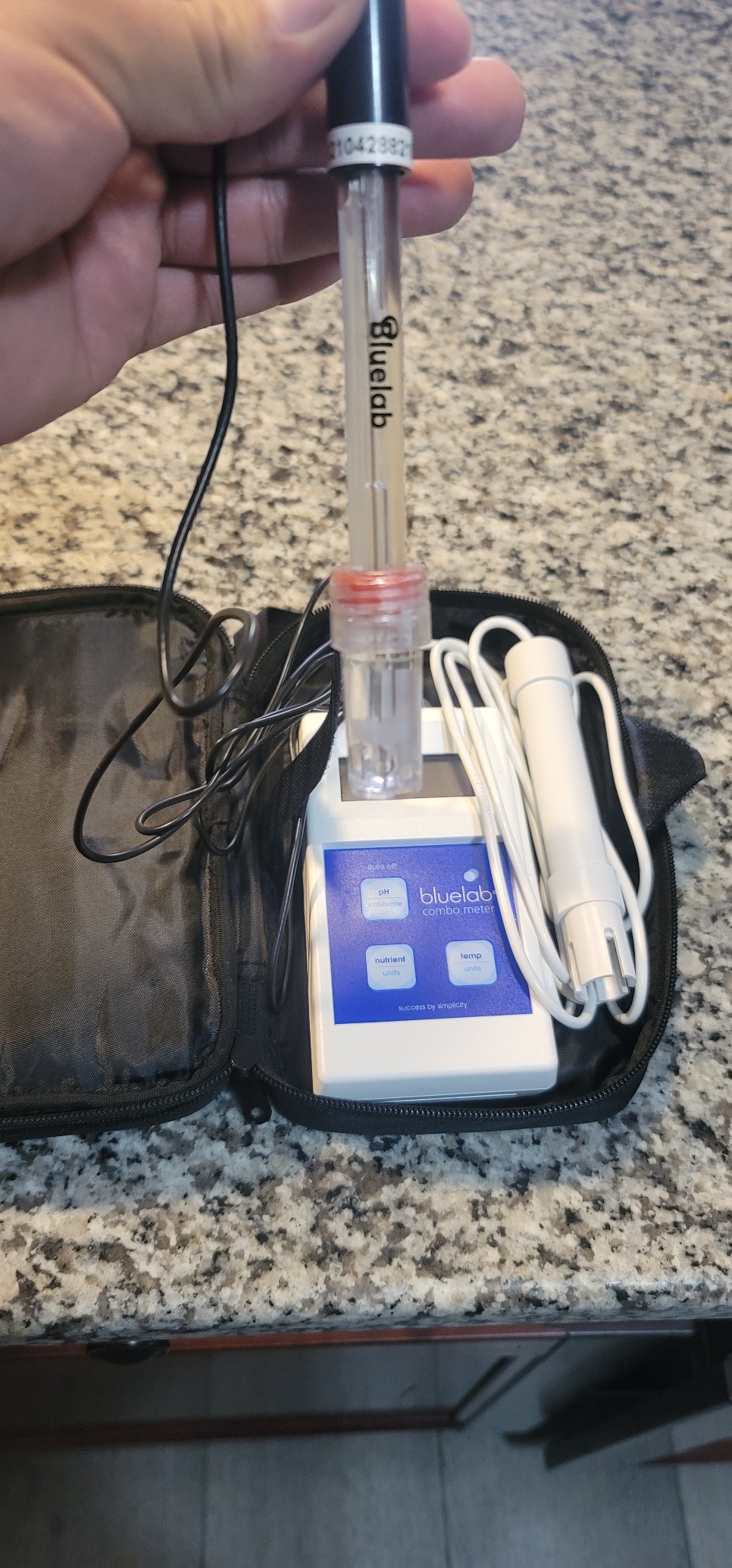 Bluelab Combo Meter for pH, Temperature & Conductivity in Water - Easy Calibration, Digital EC/TDS/PPM Tester for Hydroponics & Indoor Plants (METCOM) customer photo 1