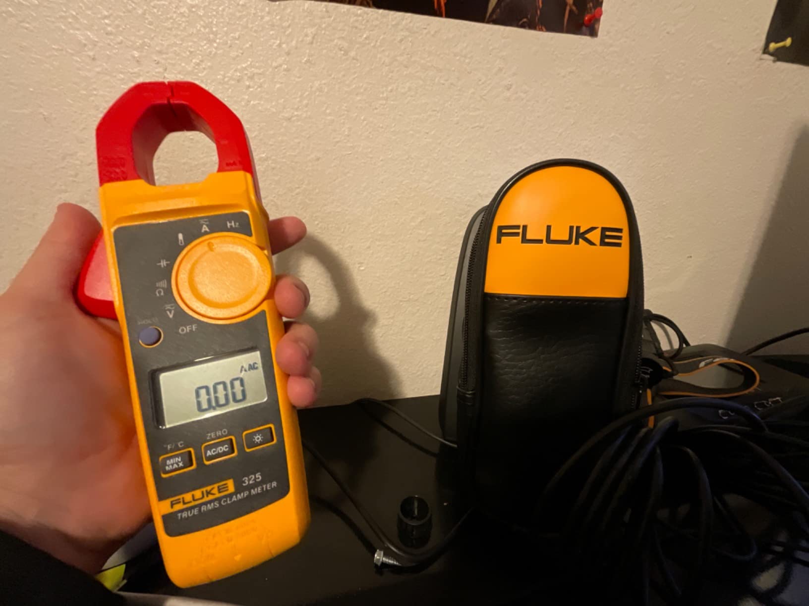 Fluke 325 True-RMS Clamp Meter with Frequency, Temperature & Capacitance Measurements customer photo 1