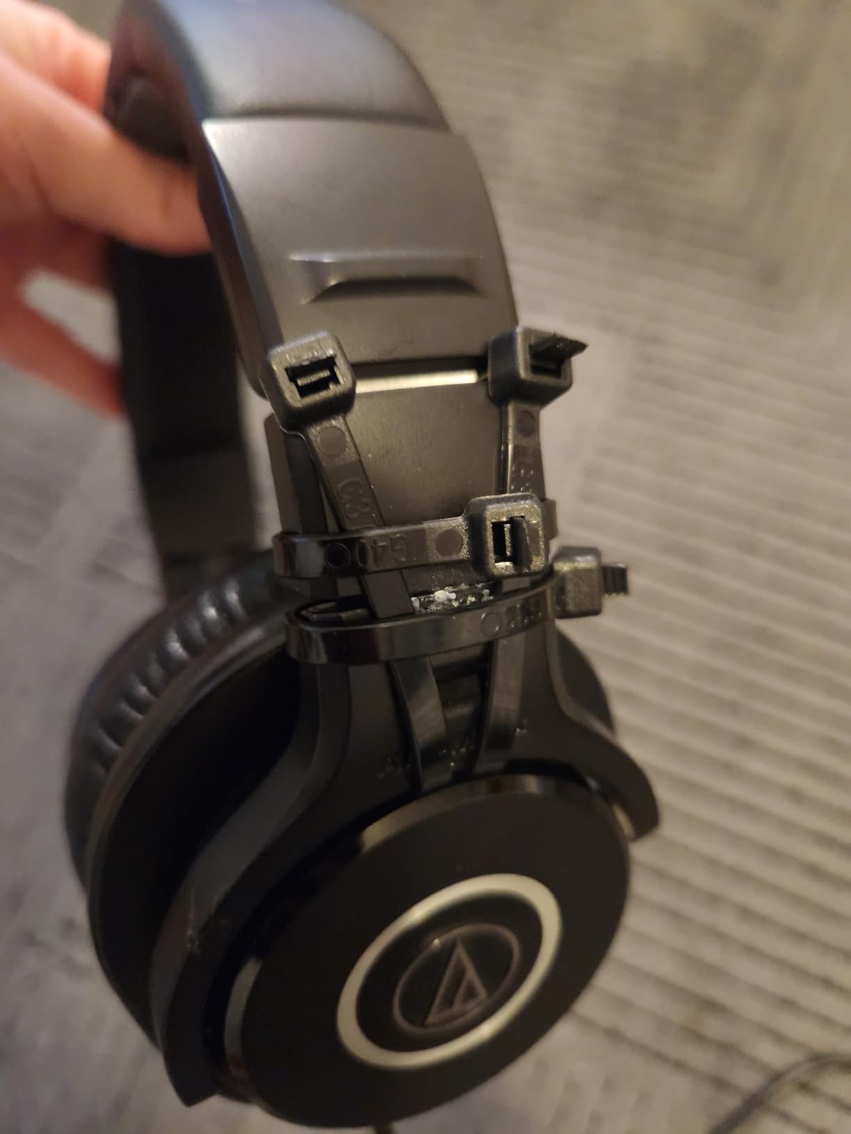 Audio-Technica ATH-M40x Professional Studio Monitor Headphone, Black, with Cutting Edge Engineering, 90 Degree Swiveling Earcups, Pro-Grade Earpads/Headband, Detachable Cables Included customer photo 1