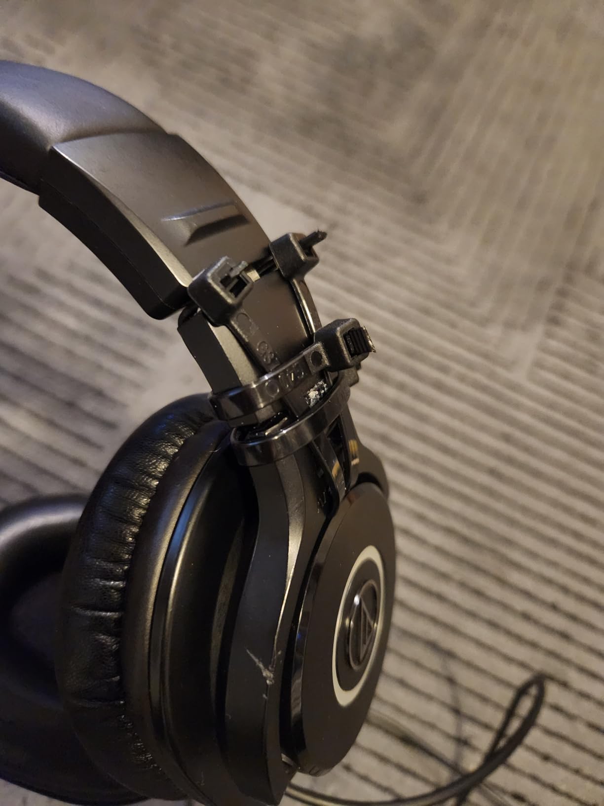 Audio-Technica ATH-M40x Professional Studio Monitor Headphone, Black, with Cutting Edge Engineering, 90 Degree Swiveling Earcups, Pro-Grade Earpads/Headband, Detachable Cables Included customer photo 2