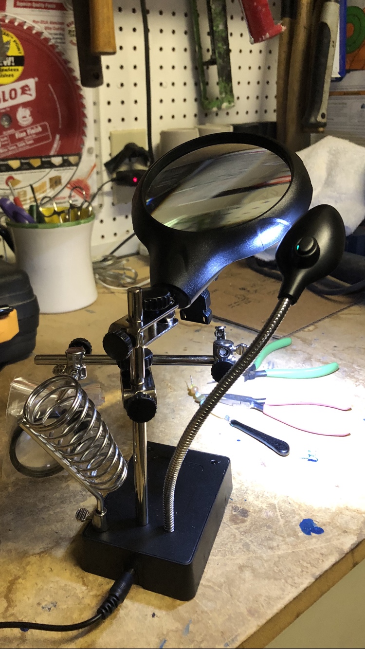 Beileshi 2.5X 7.5X 10X LED Light Helping Hands Magnifier Soldering Station,Magnifying Glass Stand with Auxiliary Clamp and Alligator Clips customer photo 2