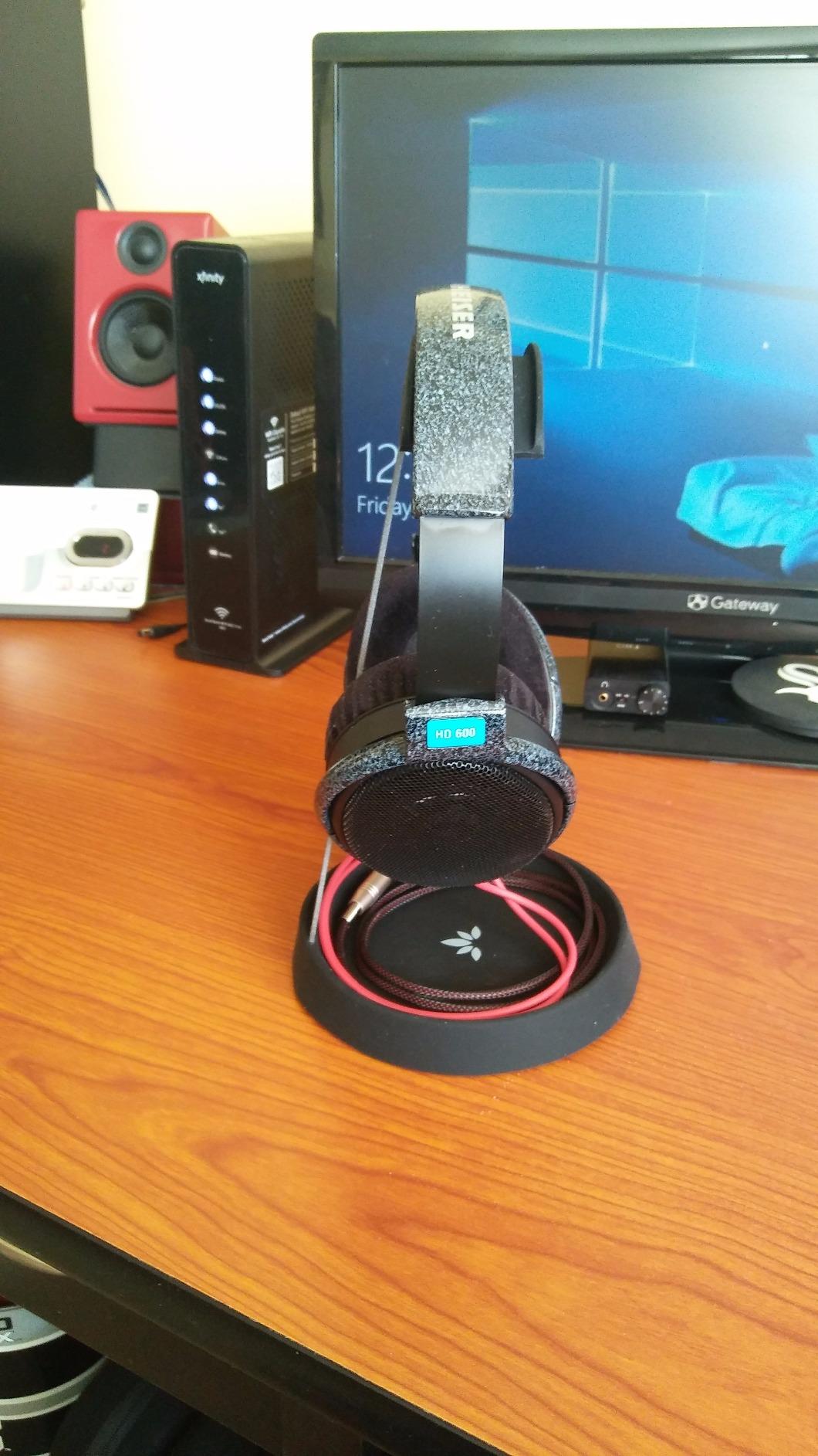 Avantree HS102 - Metal & Silicone Headphone Stand Hanger with Cable Holder, Black Desk Earphone Mount Rack, Fancy Music Studio Accessories customer photo 1