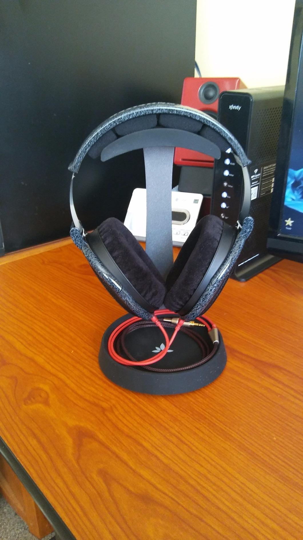 Avantree HS102 - Metal & Silicone Headphone Stand Hanger with Cable Holder, Black Desk Earphone Mount Rack, Fancy Music Studio Accessories customer photo 2