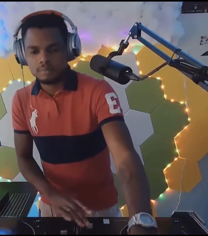 OneOdio Hi-Res Over Ear Headphones for Studio Monitoring and Mixing, Sound Isolation, Protein Leather Earcups, 50mm Driver Unit, Wired Headphones for AMP Guitar Keyboard (Pro-50 Black) customer photo 2