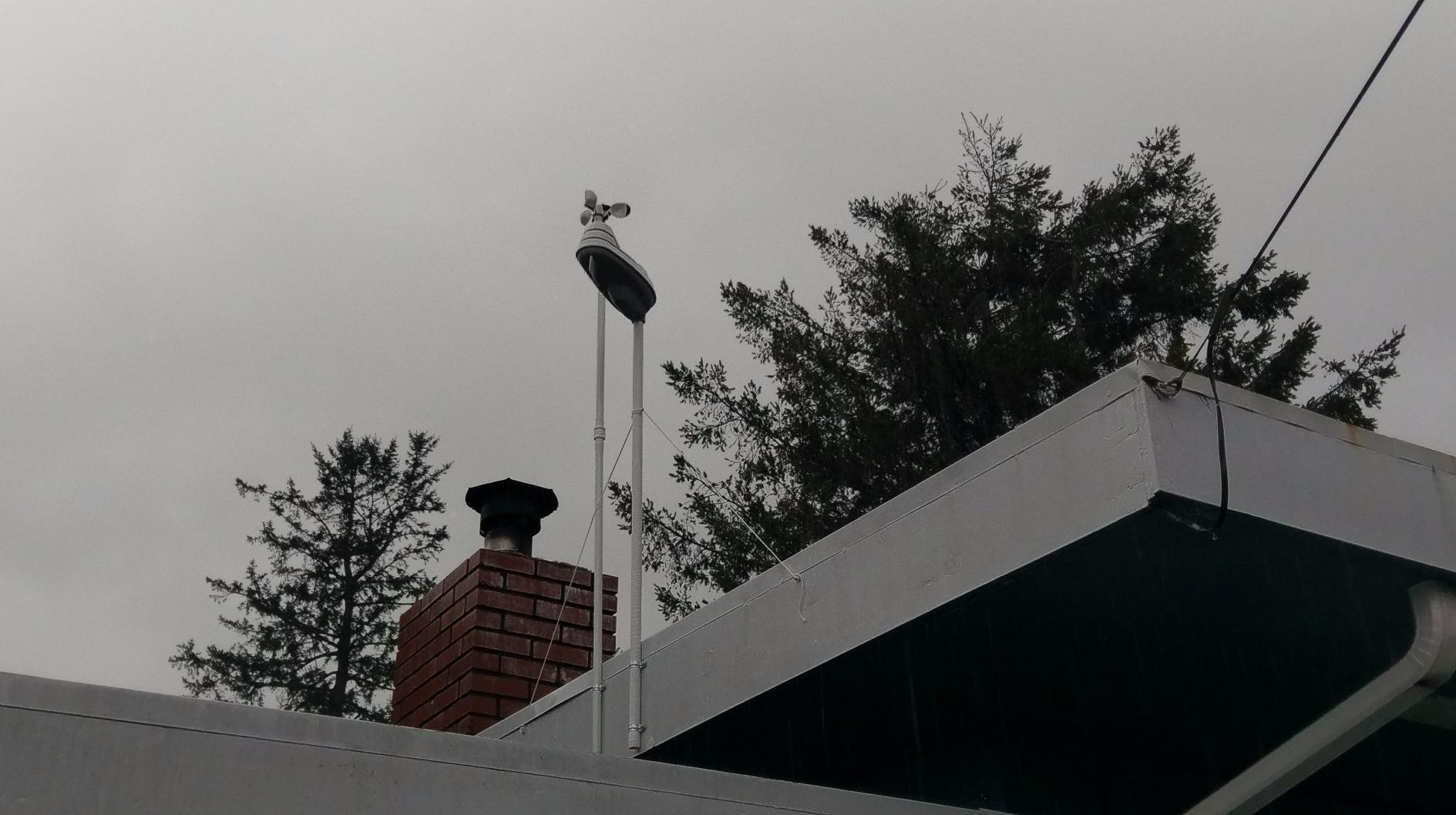 AcuRite Iris (5-in-1) Weather Station for Indoor/Outdoor Temperature and Humidity, Wind Speed/Direction, and Rainfall with High-Definition Display, Lightning Detection, and Built-In Barometer (01024M) customer photo 1