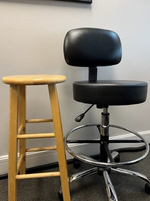 Amazon Basics Multi-Purpose Adjustable Drafting Spa Bar Stool with Sturdy Foot Rest, Back Support Cushion, 360 Swivel and Wheels, Black customer photo 2
