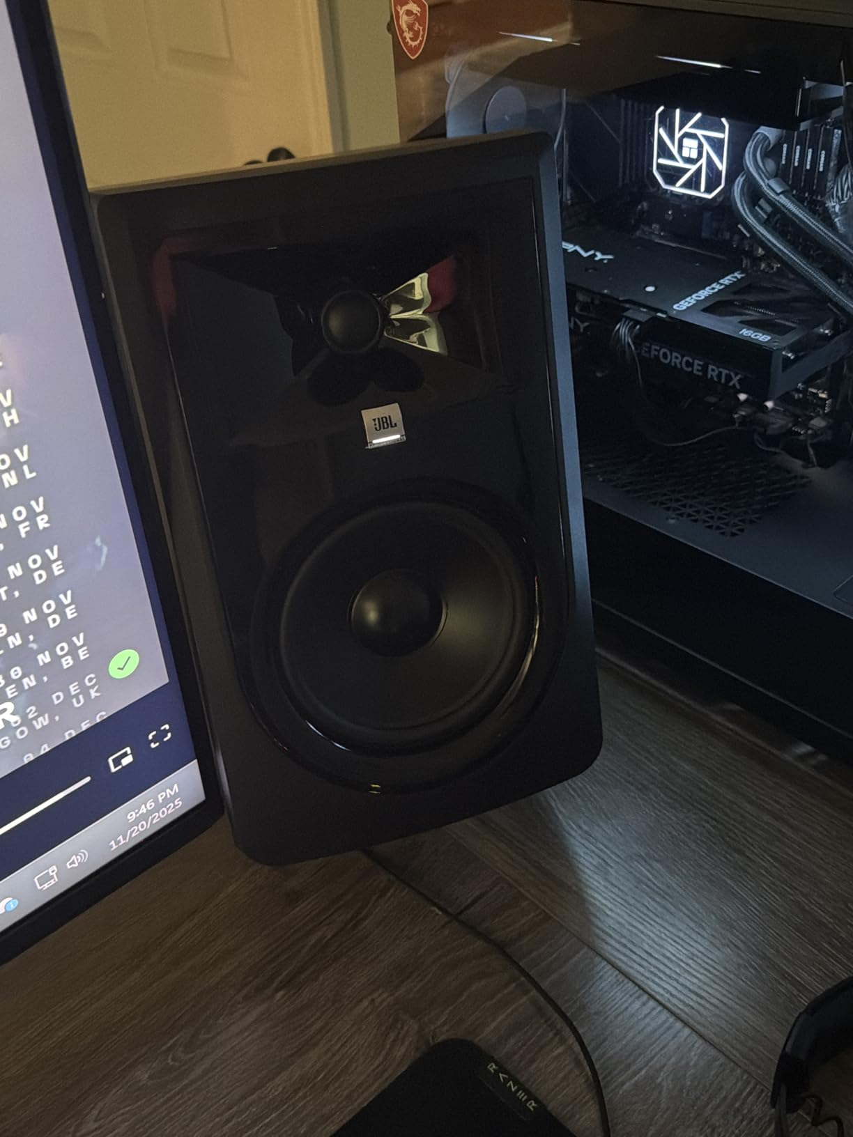 JBL Professional 306P MkII 6-Inch 2-Way Powered, Active Monitor Speaker for Near Field Music Production customer photo 1