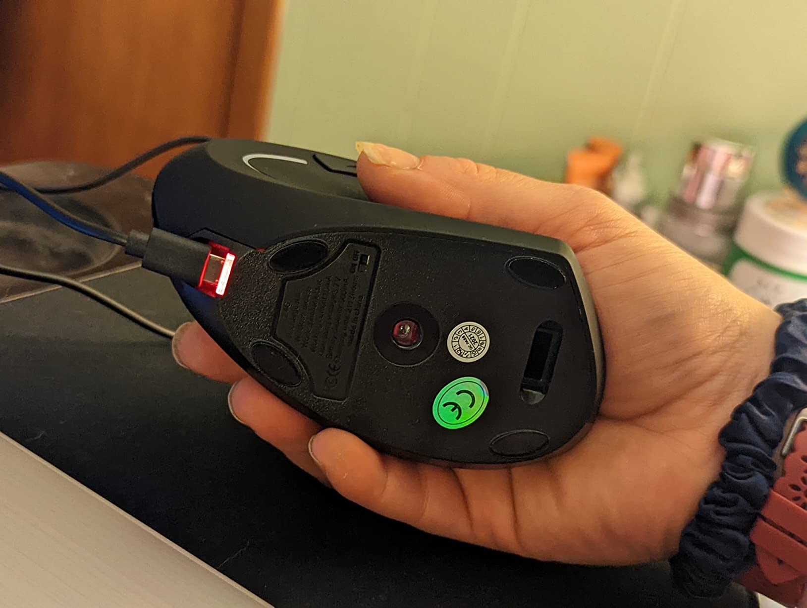 Ergonomic Mouse, LEKVEY Vertical Wireless Mouse - Rechargeable 2.4G Optical Vertical Mice : 3 Adjustable DPI 800/1200/1600 Levels 6 Buttons, for Laptop, Mac, PC, Computer, Desktop, Notebook etc, Black customer photo 2