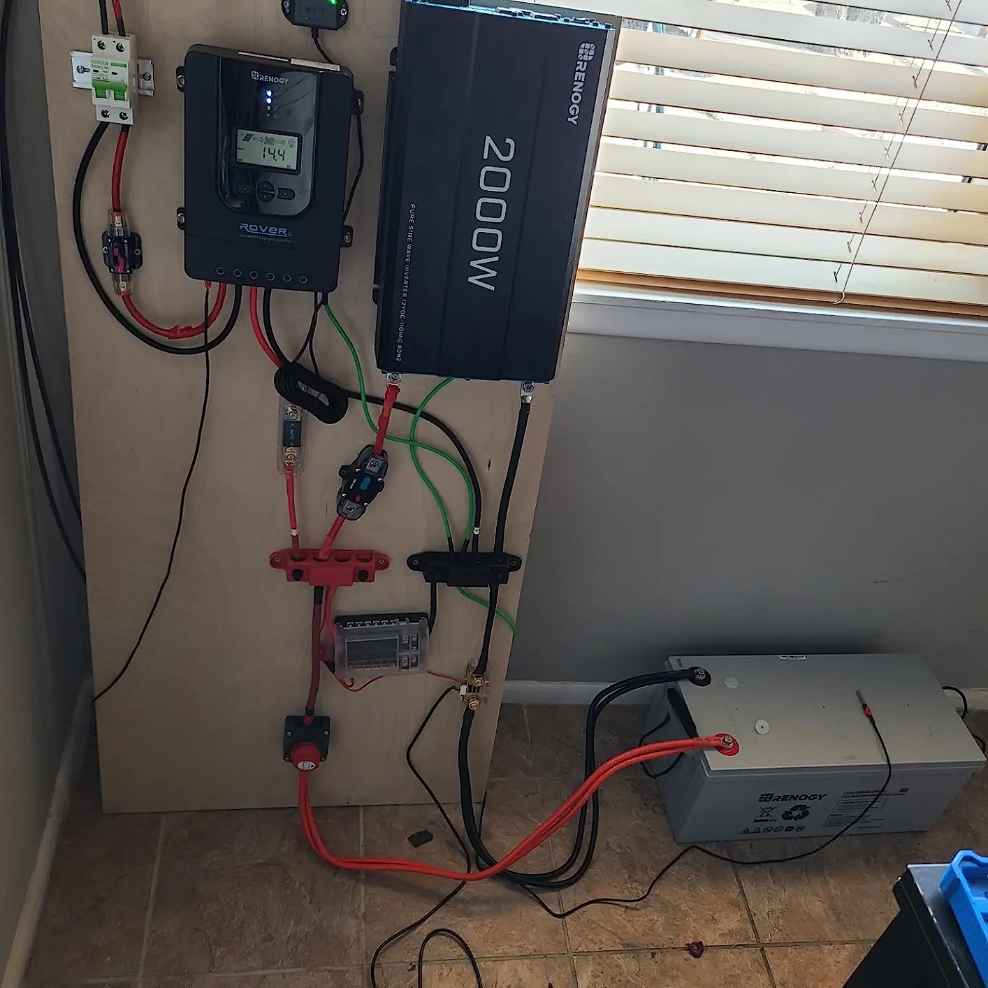 Renogy 400 Watt 12 Volt Premium 4 Pcs 100W Panel + 40A MPPT Charge Controller + Bluetooth Module Fuse + Mounting Z Brackets + Adaptor Kit + Tray Cables Set, 400W Grid 12V Solar Power System customer photo 1