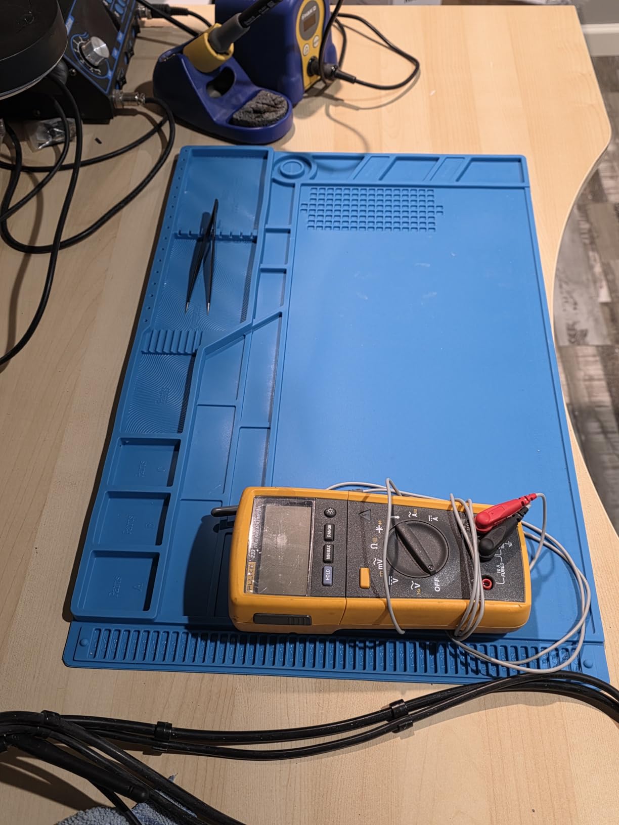 Kaisi Heat Insulation Silicone Repair Mat with Scale Ruler and Screw Position for Soldering Iron, Phone and Computer Repair Size:17.7 x 11.8 Inches customer photo 1