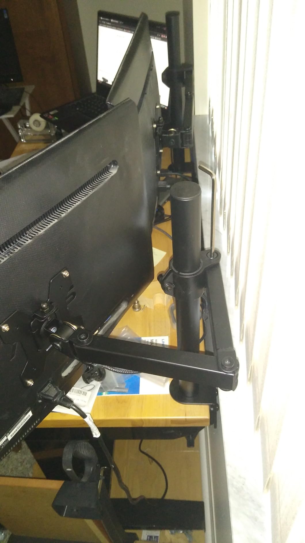 WALI Triple Monitor Mount, 3 Monitor Desk Mount for 13-27 inch Computer Screens, Holds up to 22 lbs, Triple Monitors Stand for Desk, with Tilt, Swivel, Rotation, VESA 75/100mm (M003S), Black customer photo 1