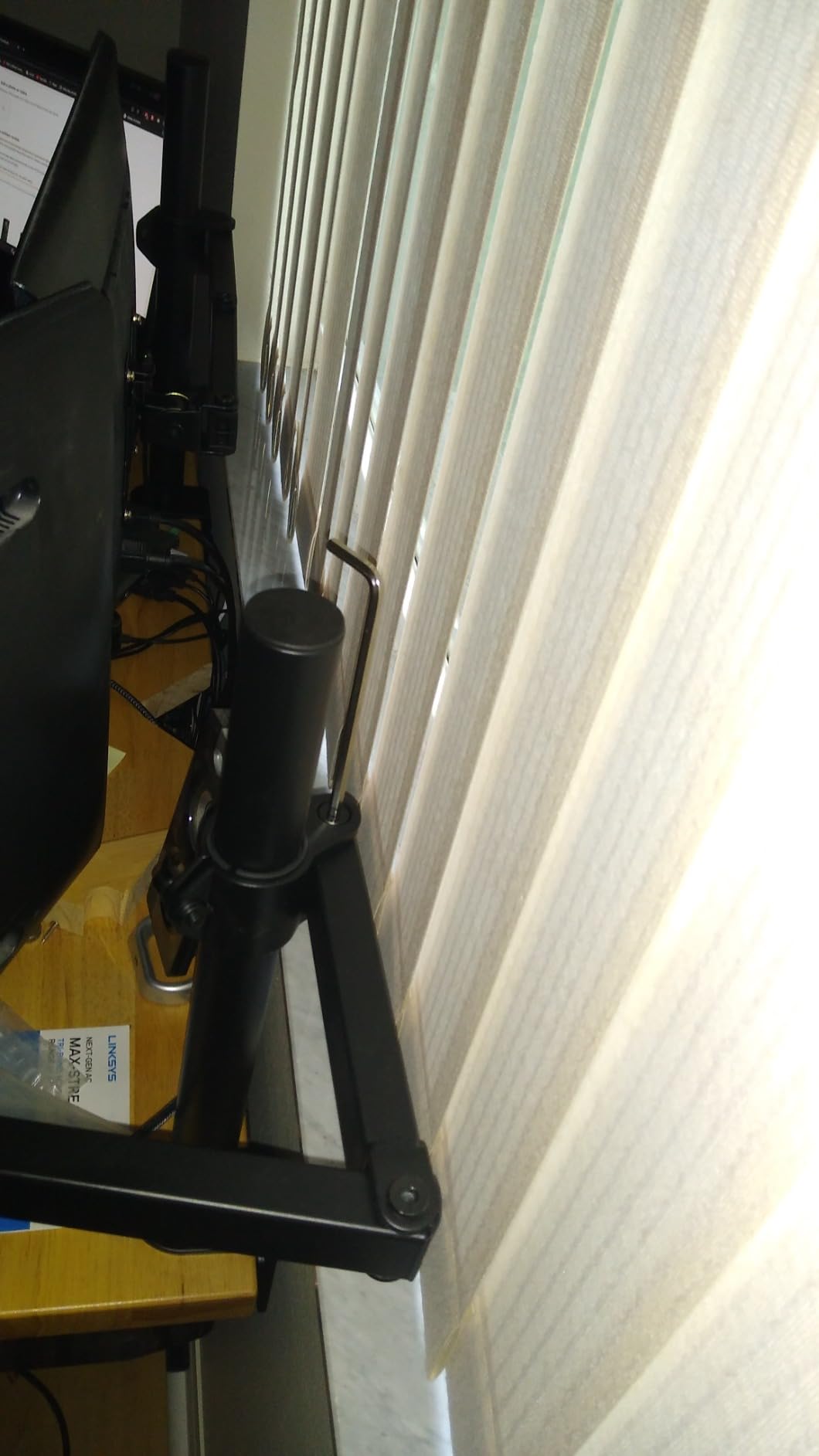 WALI Triple Monitor Mount, 3 Monitor Desk Mount for 13-27 inch Computer Screens, Holds up to 22 lbs, Triple Monitors Stand for Desk, with Tilt, Swivel, Rotation, VESA 75/100mm (M003S), Black customer photo 2