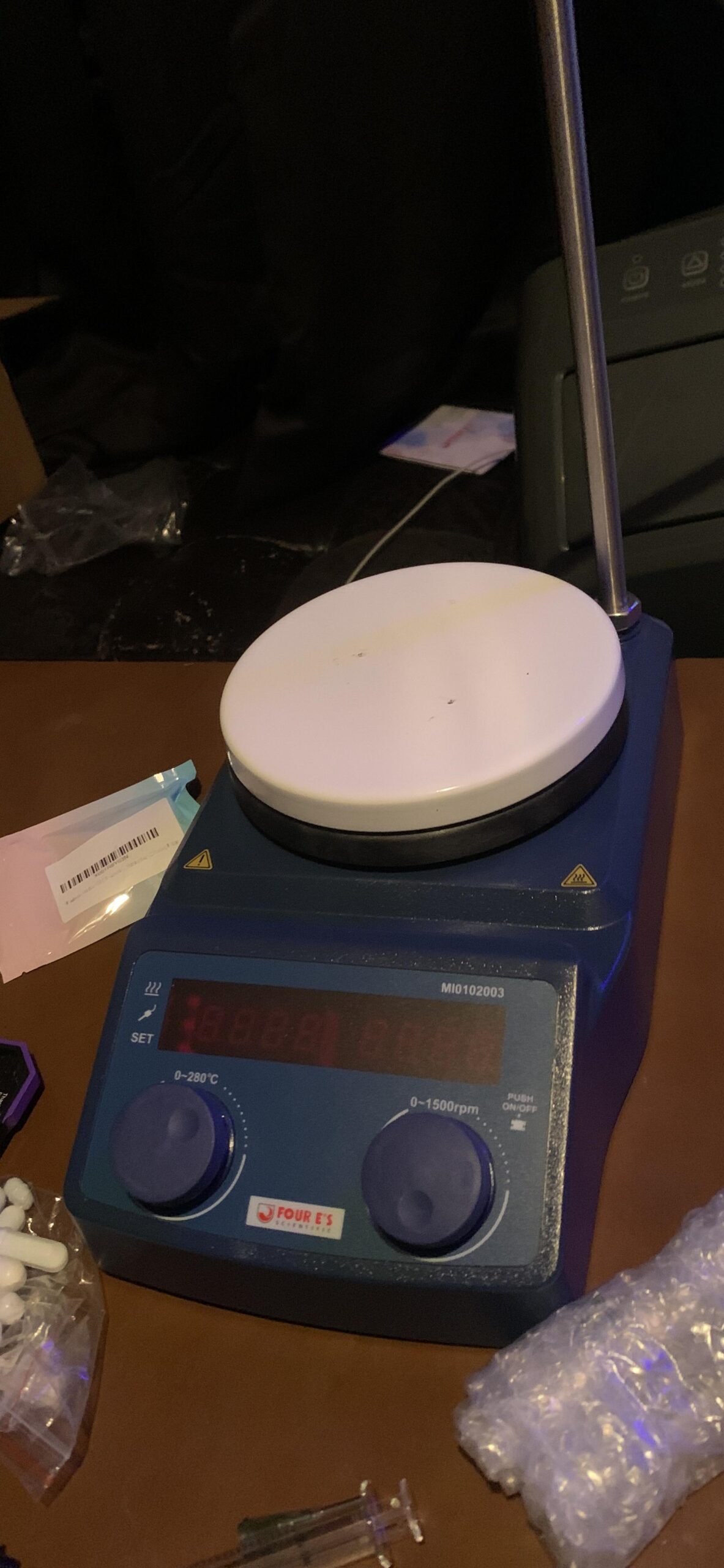 FOUR E'S SCIENTIFIC 5 inch Magnetic Stirrer Hot Plate with Temp Probe Holder Ceramic Coated Lab Stirrers 280°C/ 536°F 100-1500RPM Max 5L Stirring Capacity 110V 600W customer photo 1