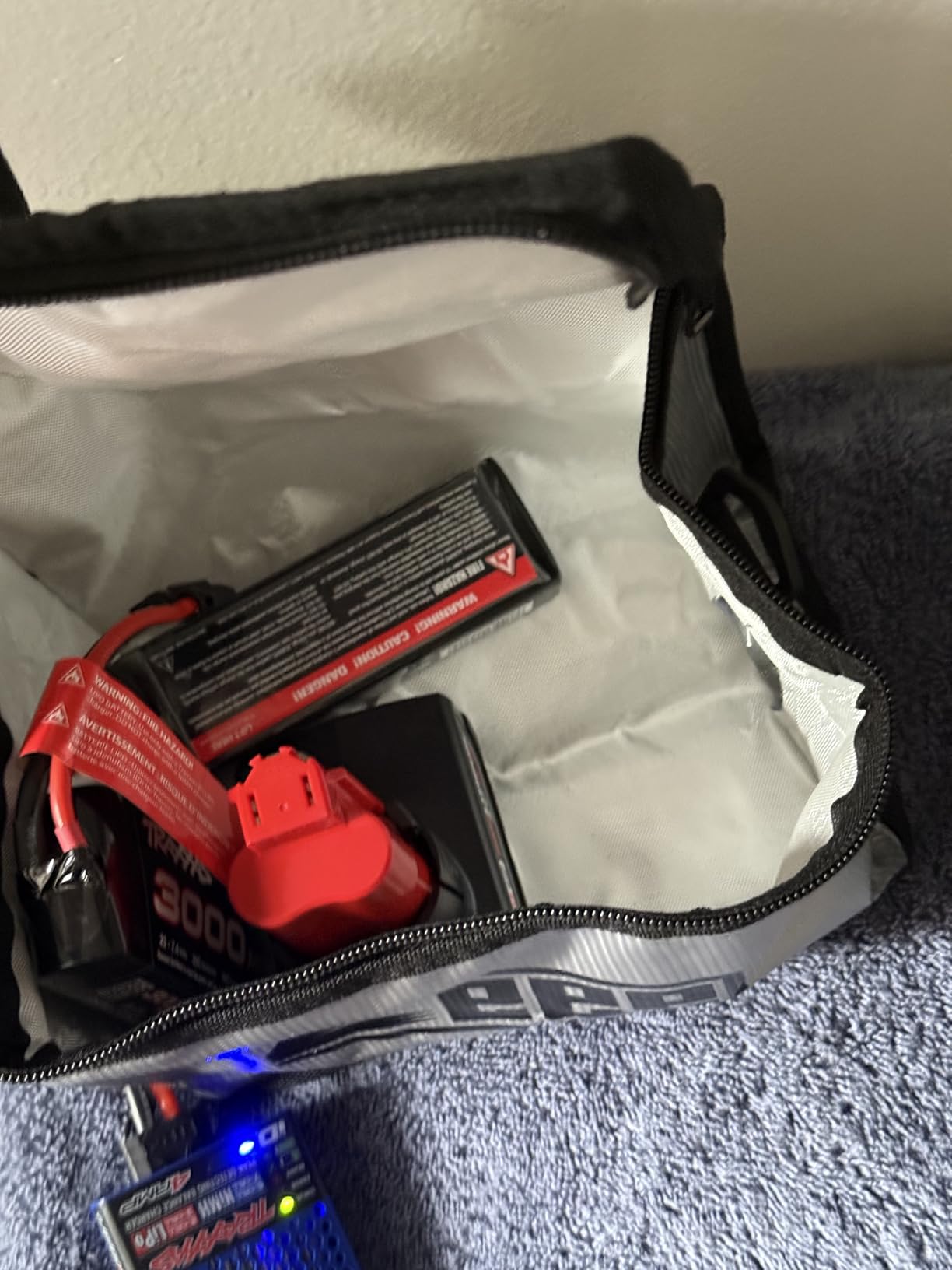 Zeee Fireproof Explosionproof Large Capacity Battery Storage Guard Pouch for Lipo Charge & Storage (8.46 x 6.5 x 5.71 in) customer photo 1