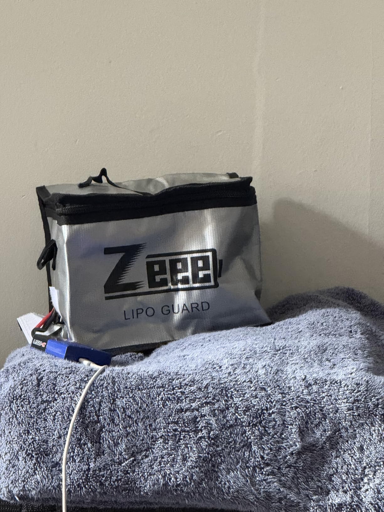 Zeee Fireproof Explosionproof Large Capacity Battery Storage Guard Pouch for Lipo Charge & Storage (8.46 x 6.5 x 5.71 in) customer photo 2