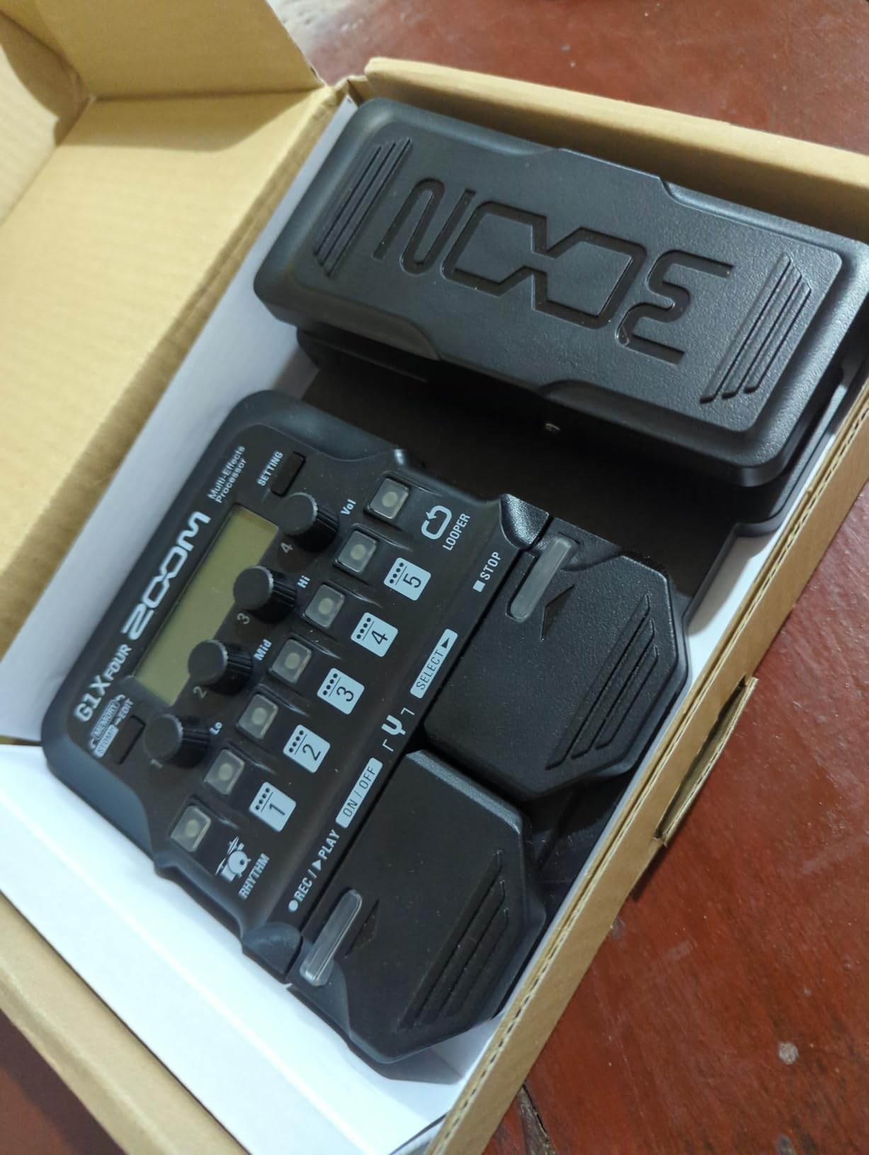 Zoom G1X FOUR Guitar Multi-Effects Processor with Expression Pedal, 70+ Effects & Amp Modeling, Looper, Rhythm Section, Tuner, Battery Powered customer photo 1