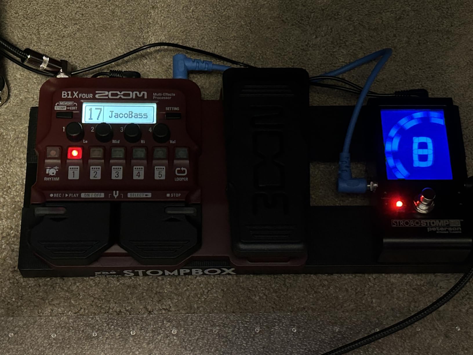 Zoom B1X FOUR Bass Multi-Effects Processor with Expression Pedal, 70+ Built-in Effects, Amp Modeling, Looper, Rhythm Section, Tuner, Battery Powered customer photo 1