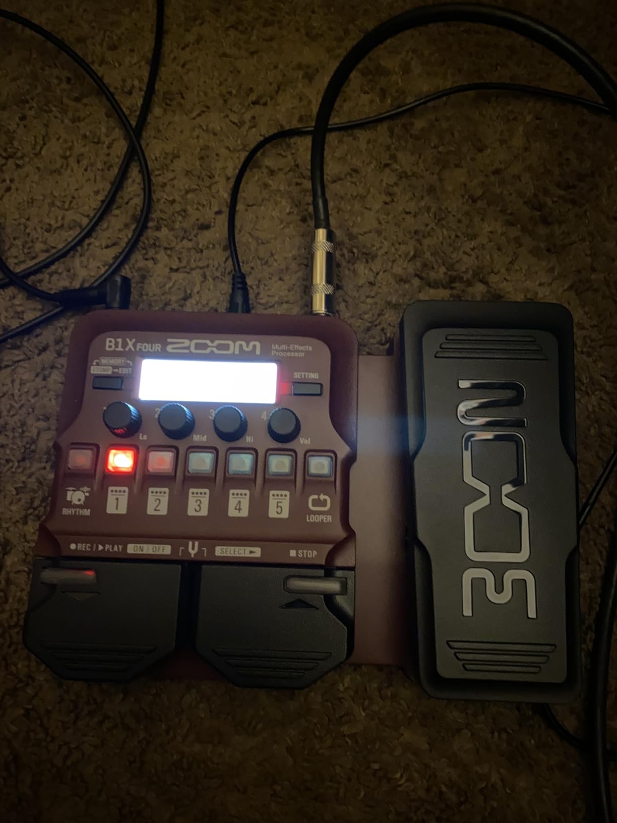 Zoom B1X FOUR Bass Multi-Effects Processor with Expression Pedal, 70+ Built-in Effects, Amp Modeling, Looper, Rhythm Section, Tuner, Battery Powered customer photo 2