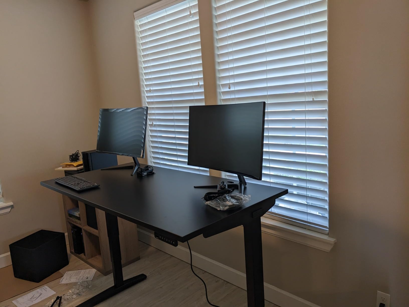UPLIFTDESK V3 2-Leg Standing Desk - Advanced Memory Keypad, 60 x 30 inch customer photo 1