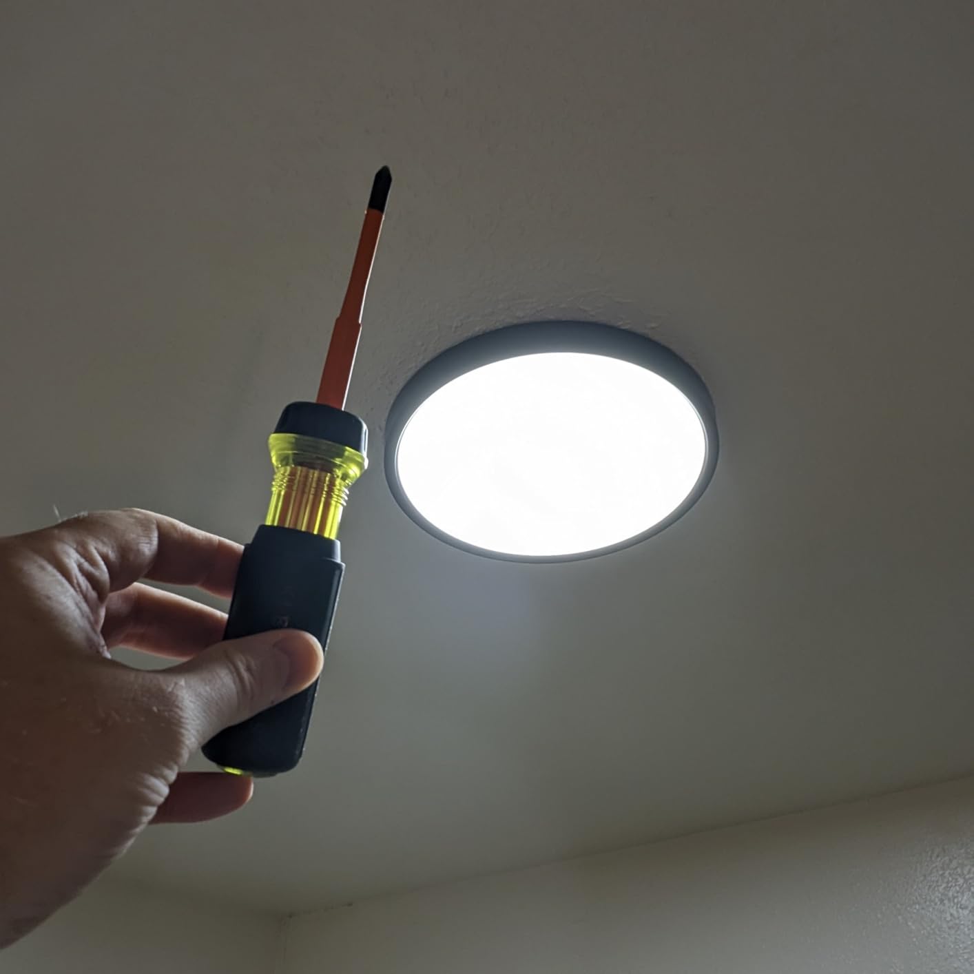 Klein Tools 32288 Insulated Screwdriver, 8-in-1 Screwdriver Set with Interchangeable Blades, 3 Phillips, 3 Slotted and 2 Square Tips customer photo 2