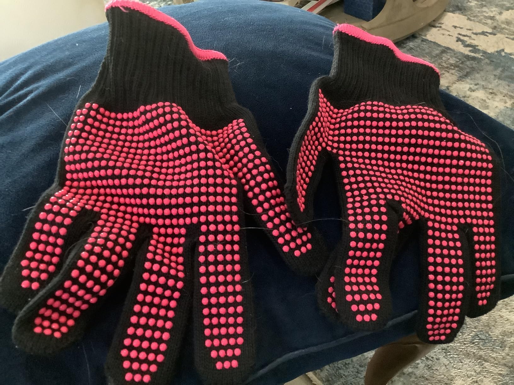 Teenitor 2 Pcs Heat Resistant Gloves With Silicone Bumps, Professional Heat Proof Glove Mitts For Hair Styling Curling Iron Wand Flat Iron Hot-Air Brushes Sublimation Gloves Rose Red customer photo 1