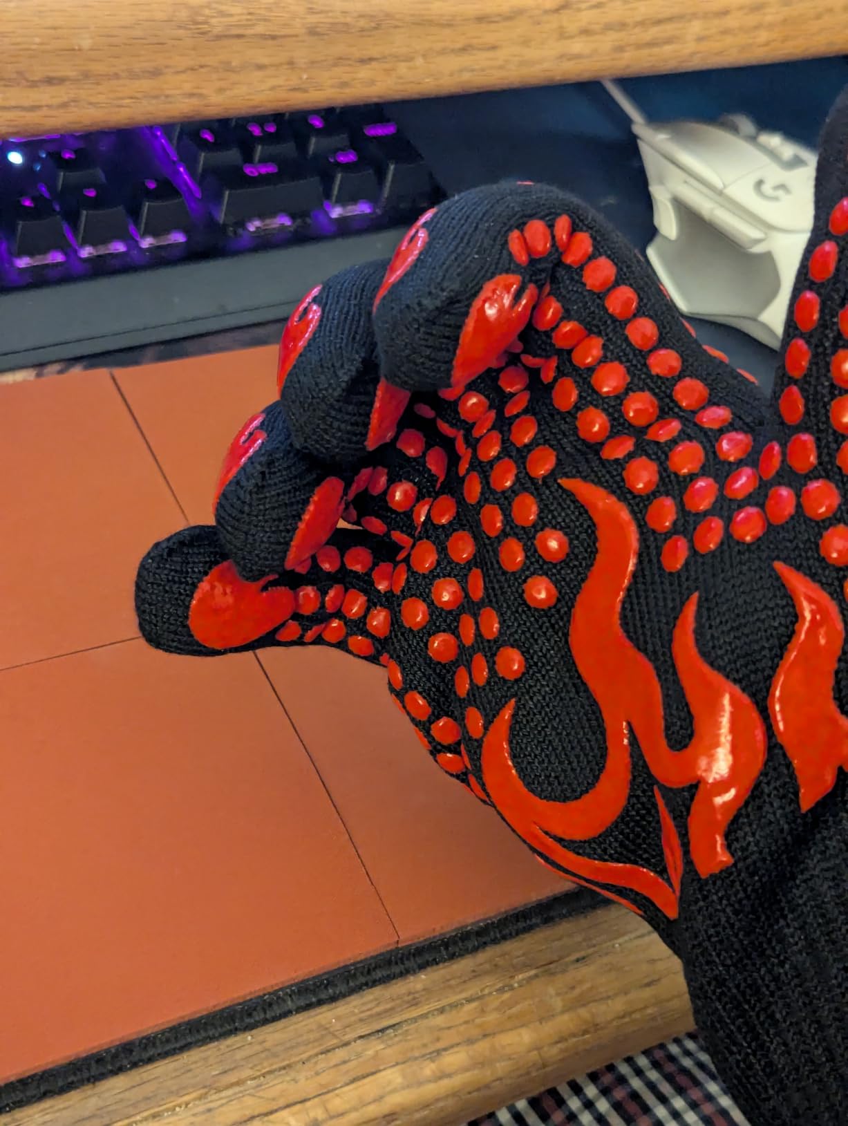 Comsmart BBQ Gloves, 1472 Degree F Heat Resistant Grilling Gloves Silicone Non-Slip Oven Gloves Long Kitchen Gloves for Barbecue, Cooking, Baking, Cutting customer photo 2