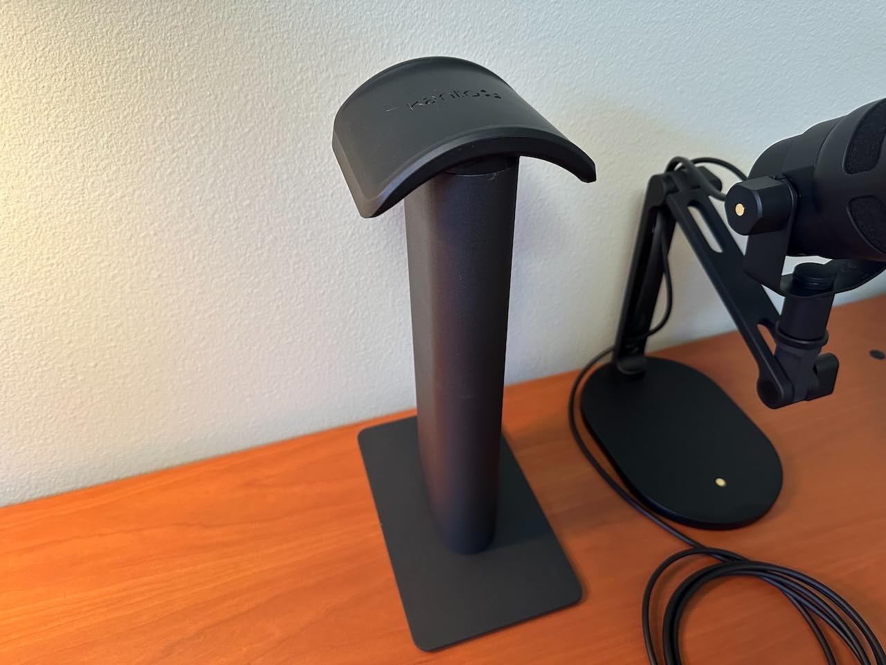 Kanto Living H2 Premium Headphone Stand - Black customer photo 2