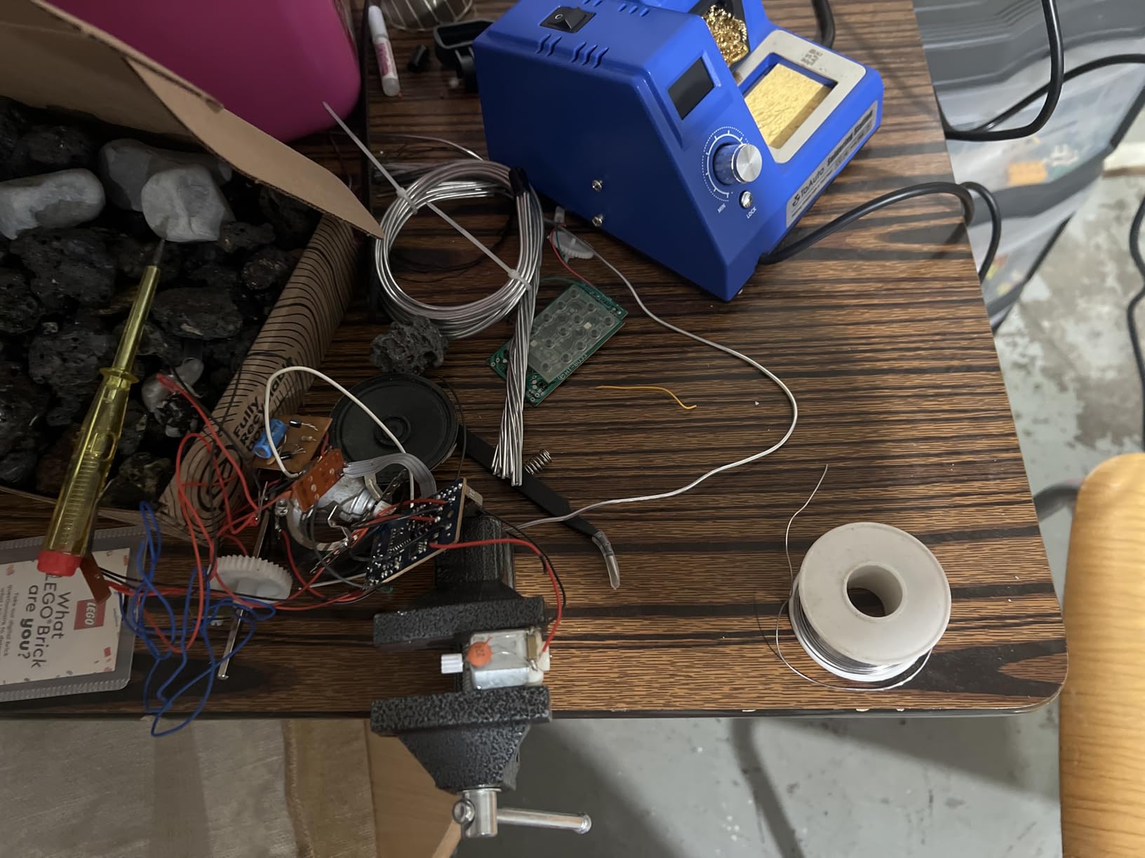 TOAUTO DS90 Soldering Station - °F & °C Dual Digital Display Soldering Iron Station Kit, 90W Soldering Iron, 302℉- 842℉ Temperature, Anti-Static & Grounding Wire, Auto Standby & Sleep, 5 Solder Tips, Blue customer photo 1