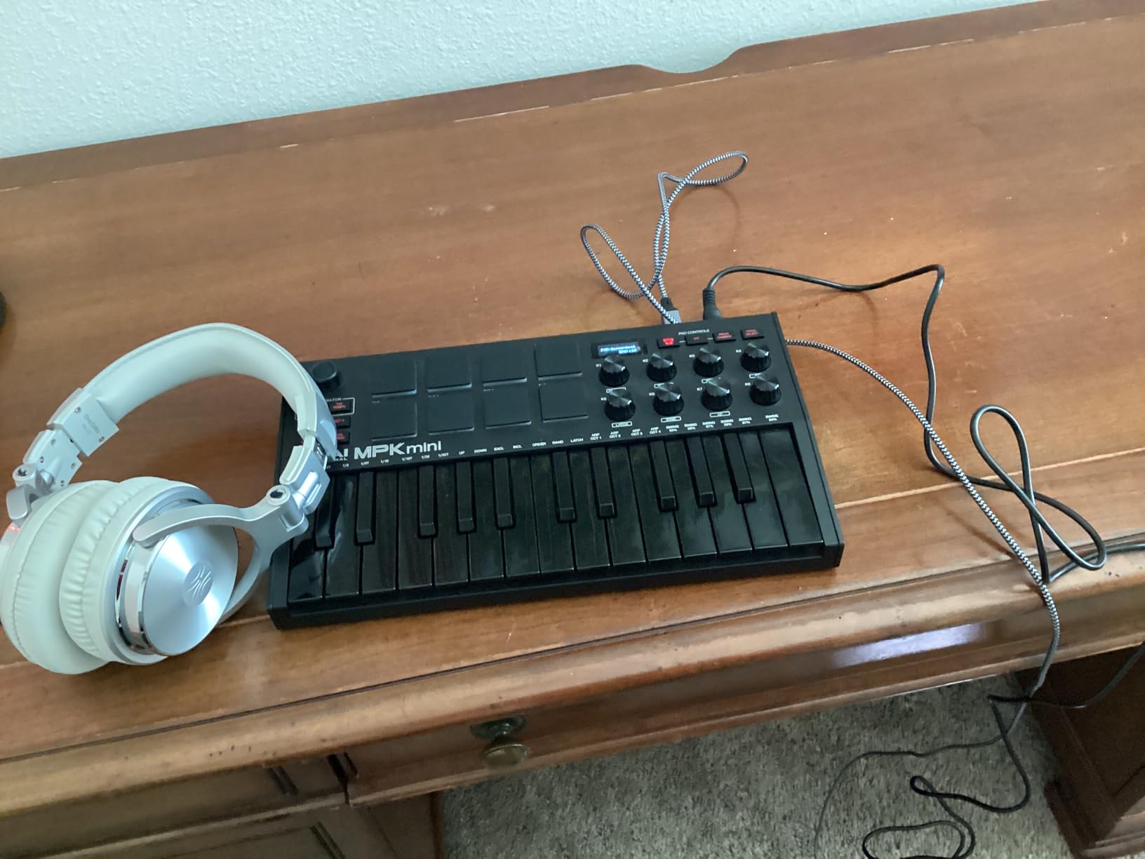 Akai Professional MPK Mini MK3-25 Key USB MIDI Keyboard Controller with 8 Backlit Drum Pads, 8 Knobs, Music Production Software and Native Instruments Sound Package customer photo 1