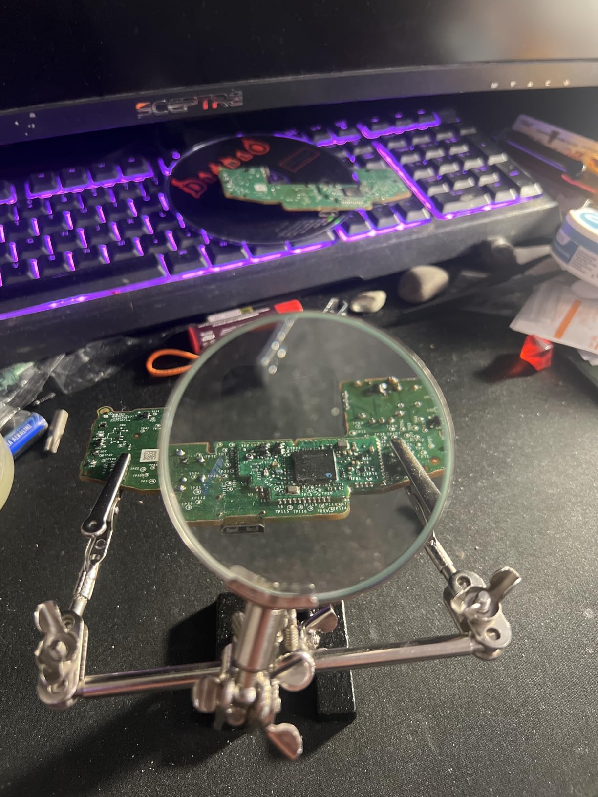 AORAEM Helping Hands Magnifier with Dual Adjustable Alligator Clips in 2.5X Magnifying Glass Soldering Station for Crafting, Hobby, Micro Objects customer photo 1