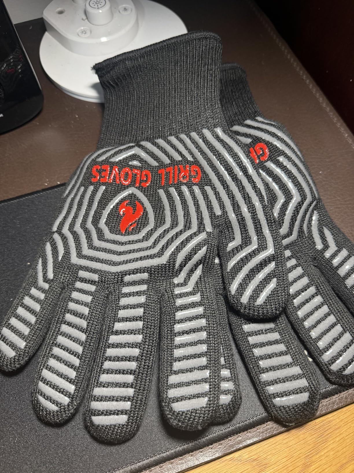 QUWIN BBQ Gloves, Oven Gloves, 1472℉ Extreme Heat Resistant,Grilling Gloves Silicone Non-Slip Oven Mitts, Kitchen Gloves for BBQ, Grilling, Cooking, Baking-1 Pair (Black, One Size Fits Most) customer photo 1