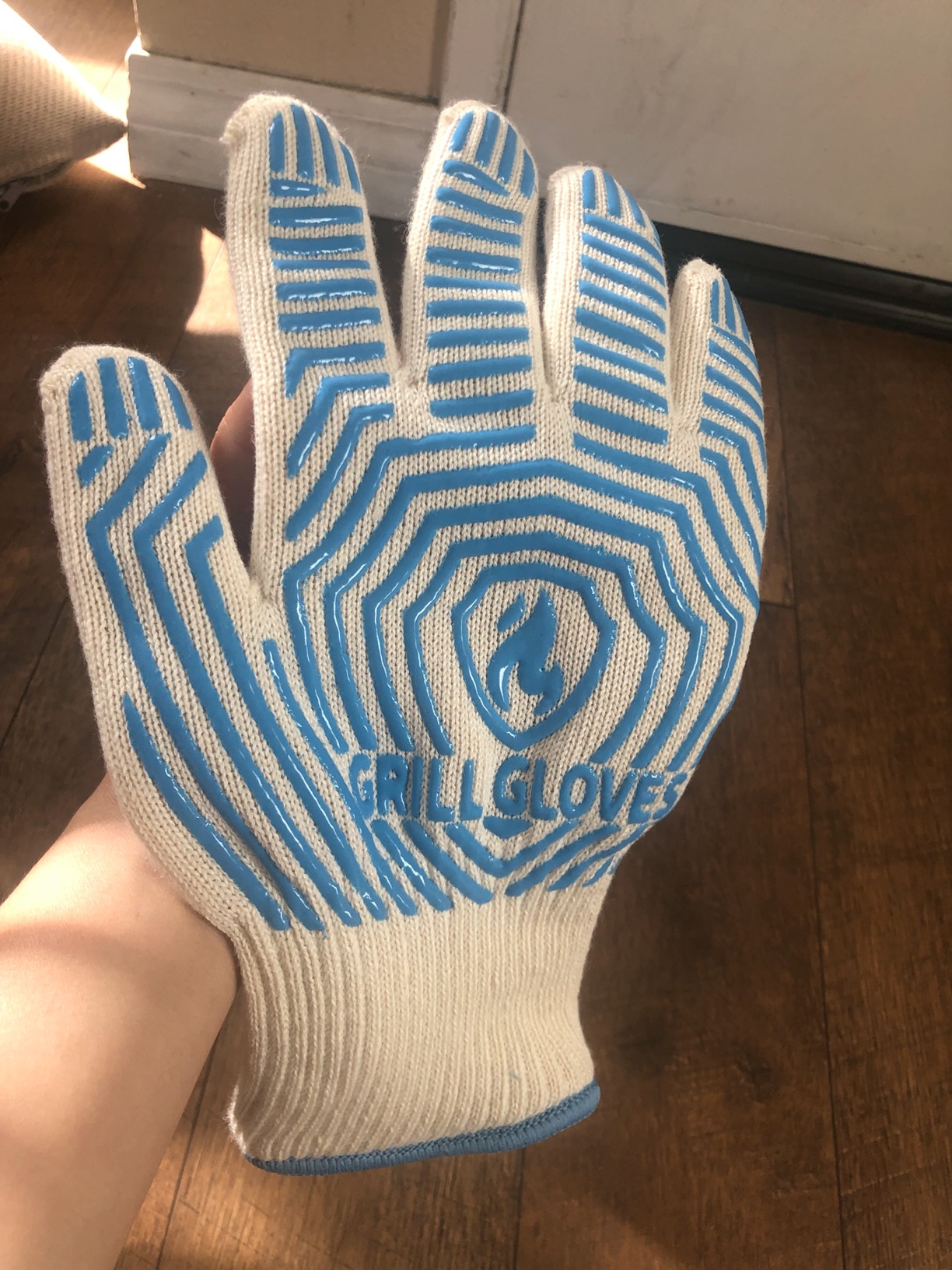 QUWIN BBQ Gloves, Oven Gloves, 1472℉ Extreme Heat Resistant,Grilling Gloves Silicone Non-Slip Oven Mitts, Kitchen Gloves for BBQ, Grilling, Cooking, Baking-1 Pair (Black, One Size Fits Most) customer photo 2