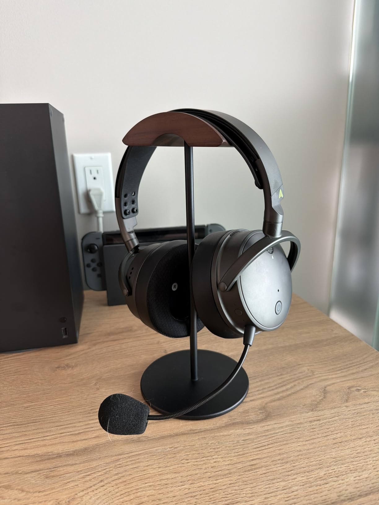 Headphone Stand, Walnut Wood & Aluminum Headset Stand, Nature Walnut Gaming Headset Holder with Solid Heavy Base for All Headphone Sizes (Gold) customer photo 1