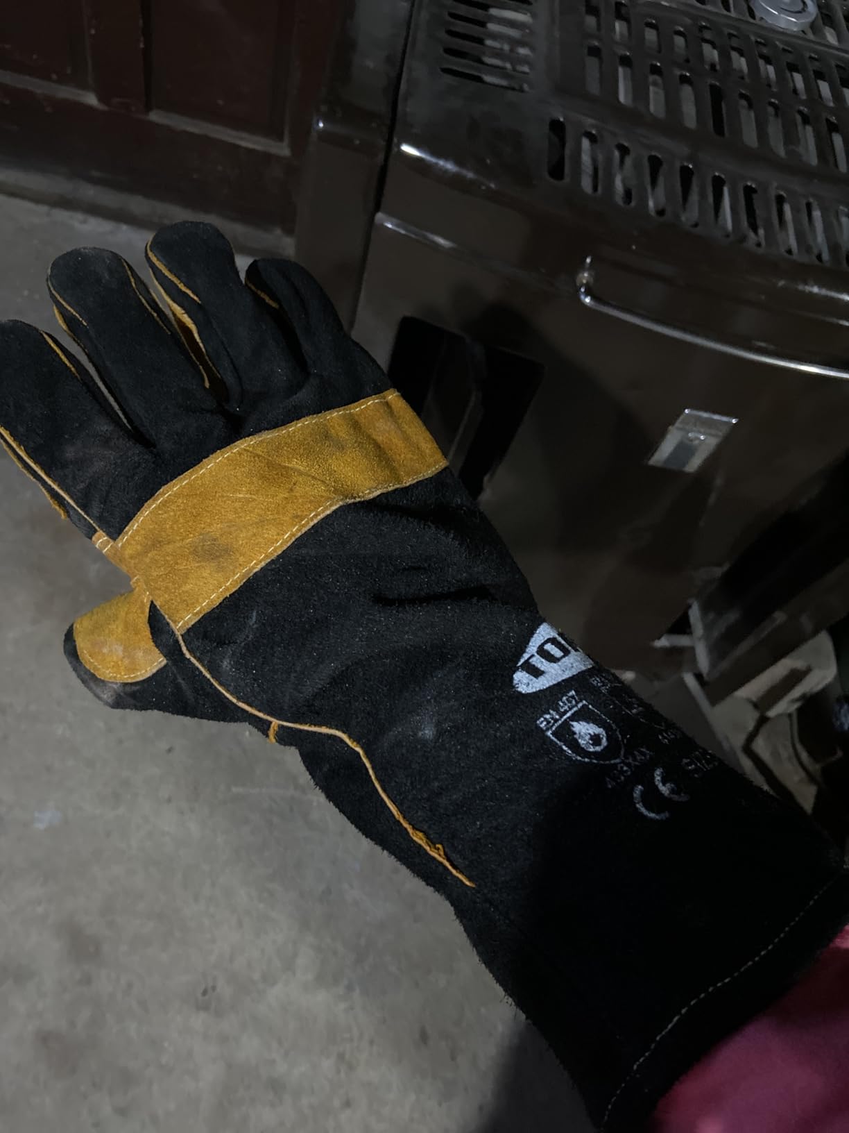 TOPDC Welding Gloves 16 Inches 932℉ Fire/Heat Resistant Leather Welding Gloves For Mig, Tig, Stick, Forge, BBQ, Grill, Fireplace, Wood Stove, Furnace, Oven, Animal Handling for Safe, Loving Pet Care customer photo 2