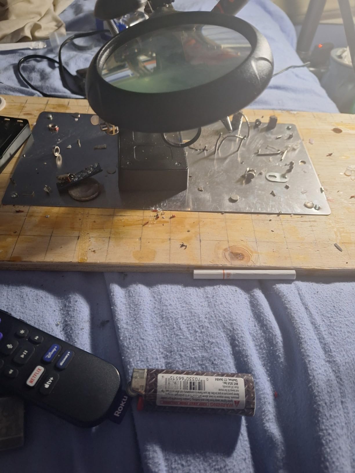 Desktop LED Lighted Magnifying Glass Soldering Station, mlogiroa Adjustable Helping Hands Magnifier 2.5X 7.5X 10X Magnifying Glass Magnifier Station with LED Light customer photo 1