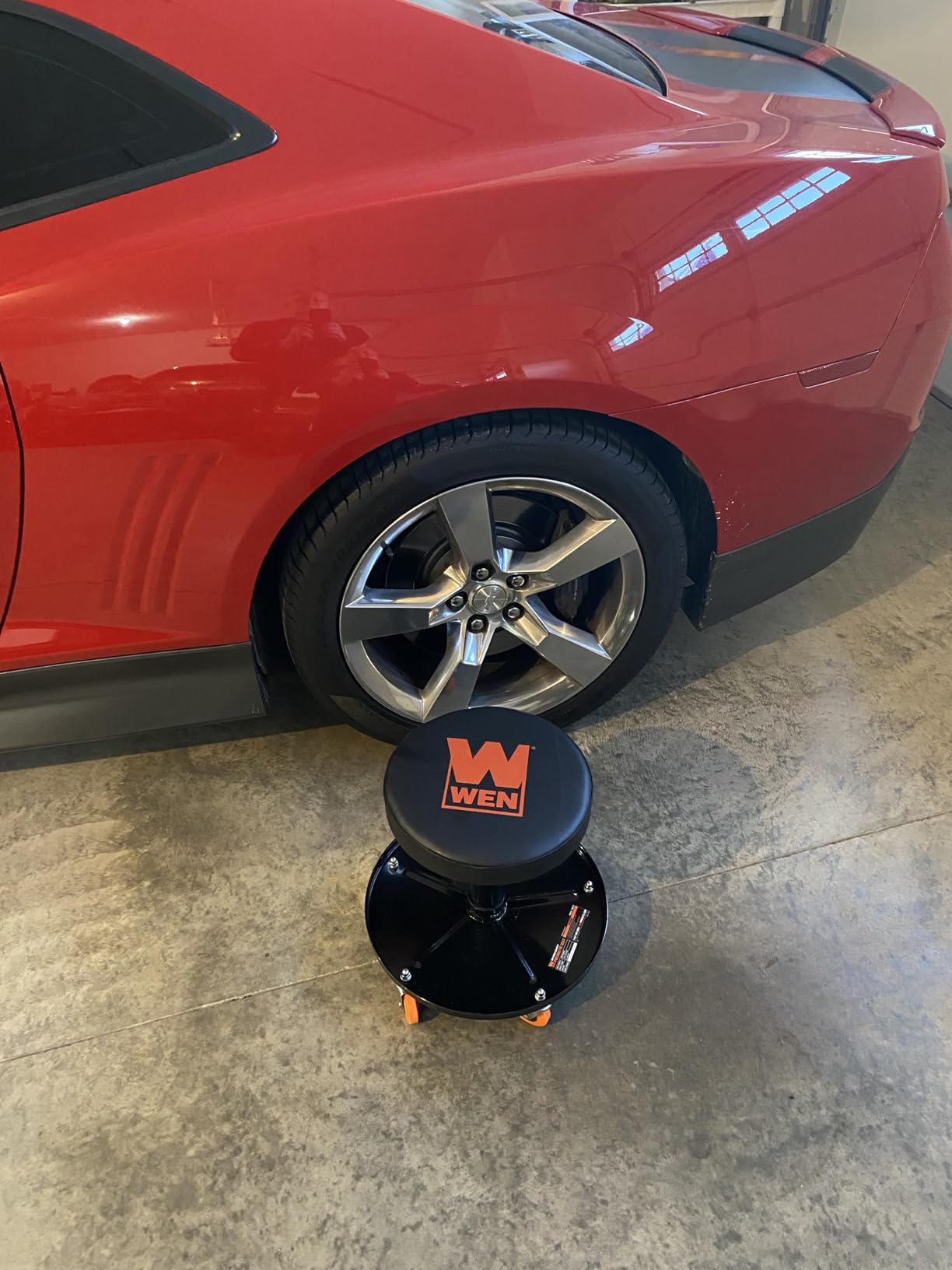 WEN 73012T 300-Pound Capacity Pneumatic Rolling Mechanic Stool customer photo 1