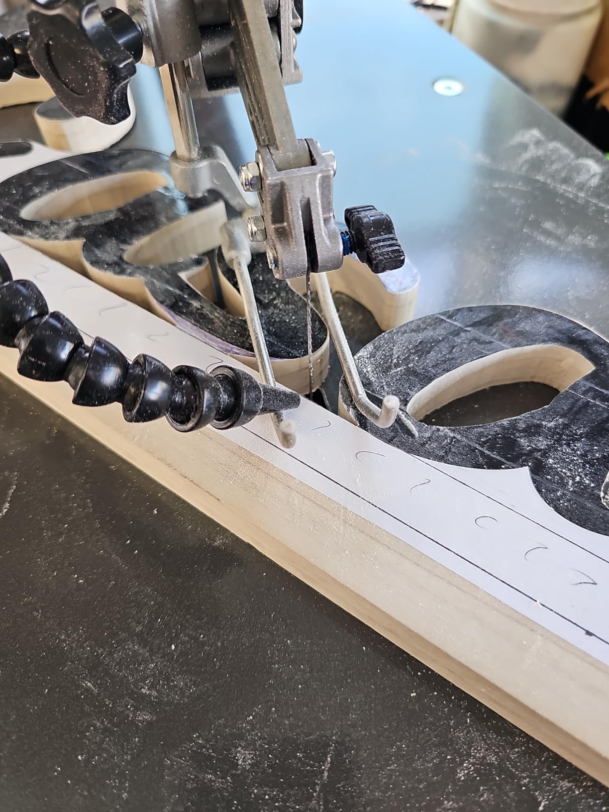 WEN LL2156 21-Inch 1.6-Amp Variable Speed Parallel Arm Scroll Saw with Extra-Large Dual-Bevel Steel Table, Black Orange customer photo 1