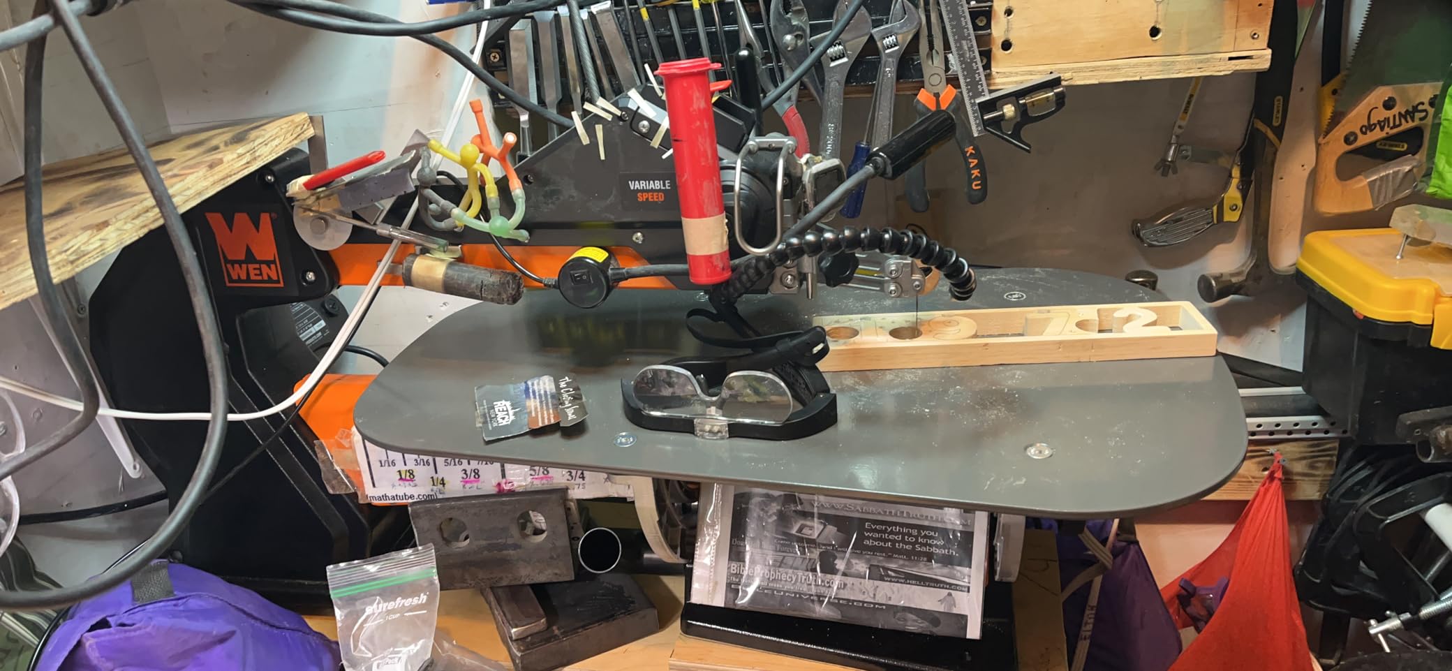 WEN LL2156 21-Inch 1.6-Amp Variable Speed Parallel Arm Scroll Saw with Extra-Large Dual-Bevel Steel Table, Black Orange customer photo 2