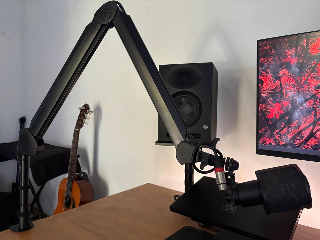 Elgato Wave Mic Arm - Premium Broadcasting Boom Arm with Cable Management Channels, Desk Clamp, 1/4