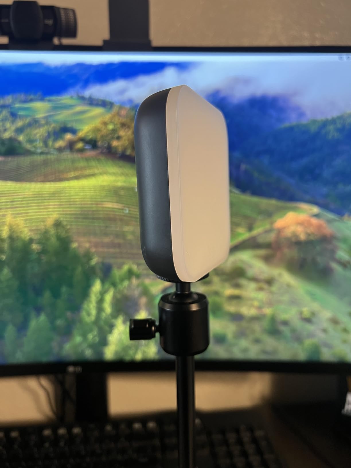Logitech for Creators Litra Glow Premium LED Streaming Light with TrueSoft- Computer lighting for video conferencing, Zoom meetings, with adjustable mount and desktop app control for PC/Mac - Graphite customer photo 2