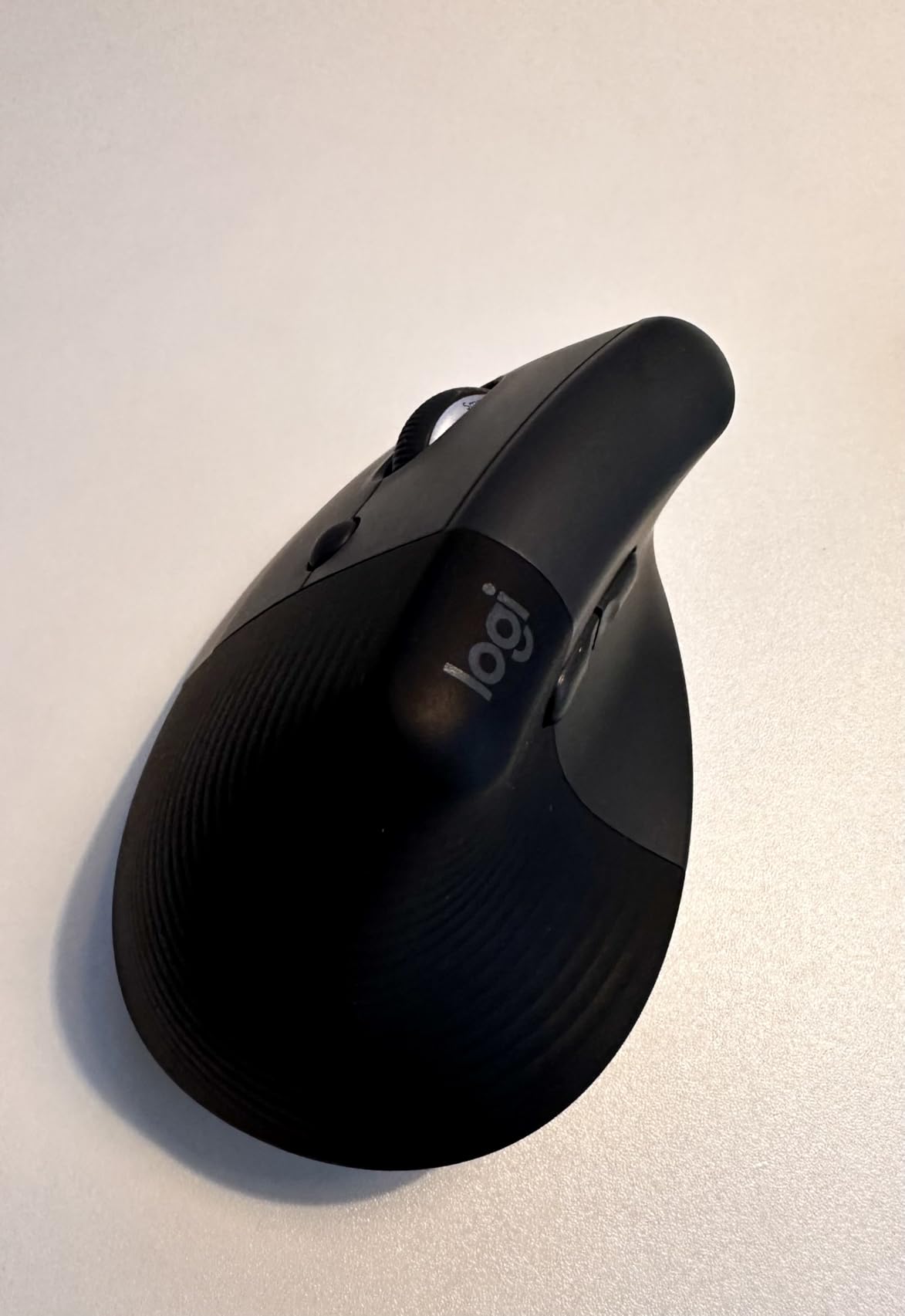 Logitech Lift Vertical Ergonomic Mouse, Wireless, Bluetooth or Logi Bolt USB Receiver, Quiet clicks, 4 Buttons, Compatible with Windows/macOS/iPadOS, Laptop, PC - Graphite customer photo 2