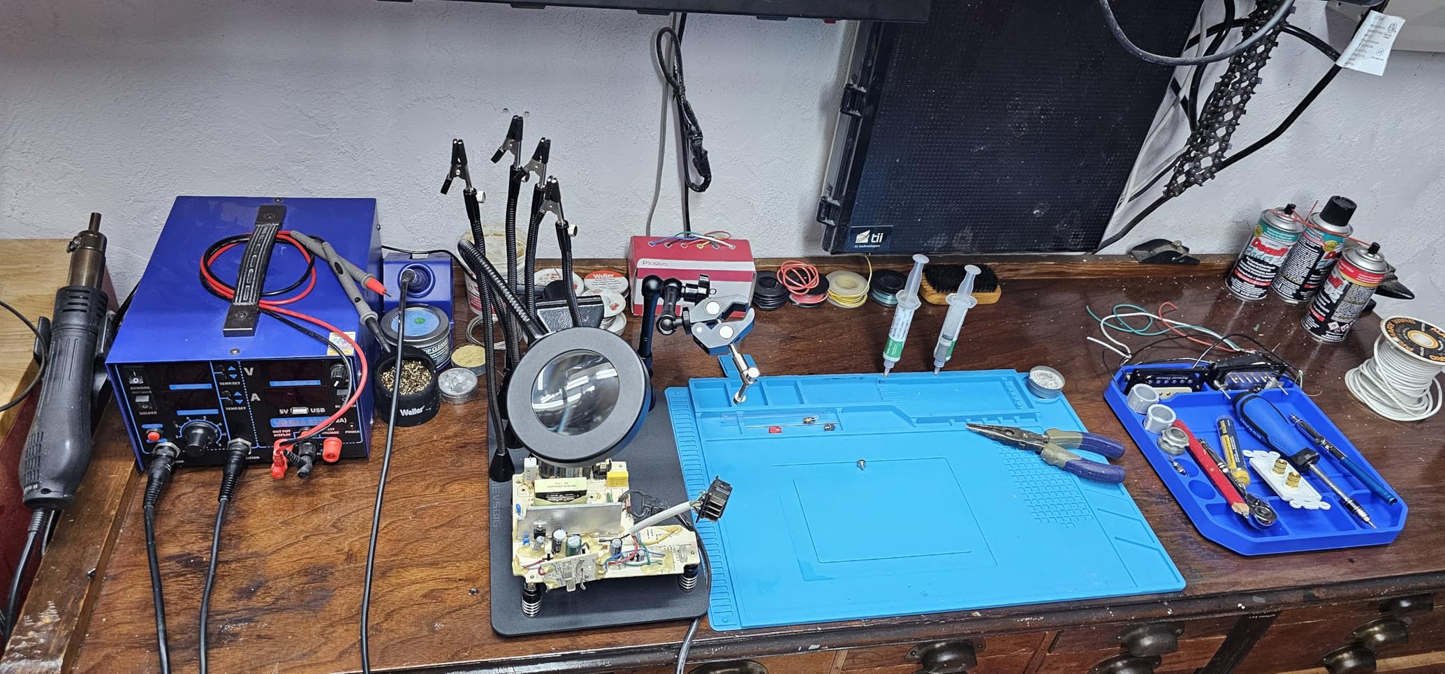 Magnetic Helping Hands Soldering Third Hand, PCB Circuit Board Holder with 3X LED Magnifying Lamp, 360 Hot Air Gun Holder, Extra Large & Heavy Duty Base Plate customer photo 2