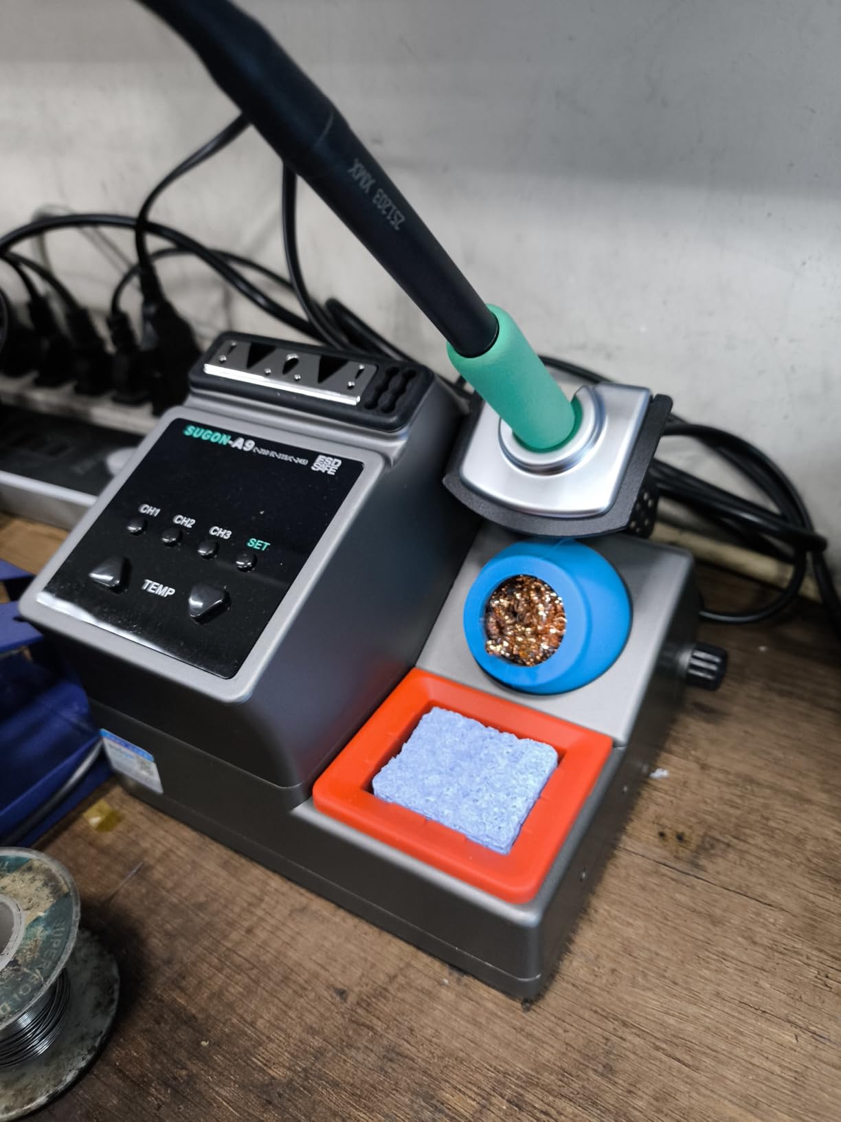 SUGON A9 210 Precision Soldering Stations 120W, LCD Display Digital Soldering Iron Kit, 2 Seconds Fast Heating up 716℉, 3 Temperature Storage, 212℉-842℉, ℃/℉, ESD, Quick Change Soldering Iron Tips Holder customer photo 1