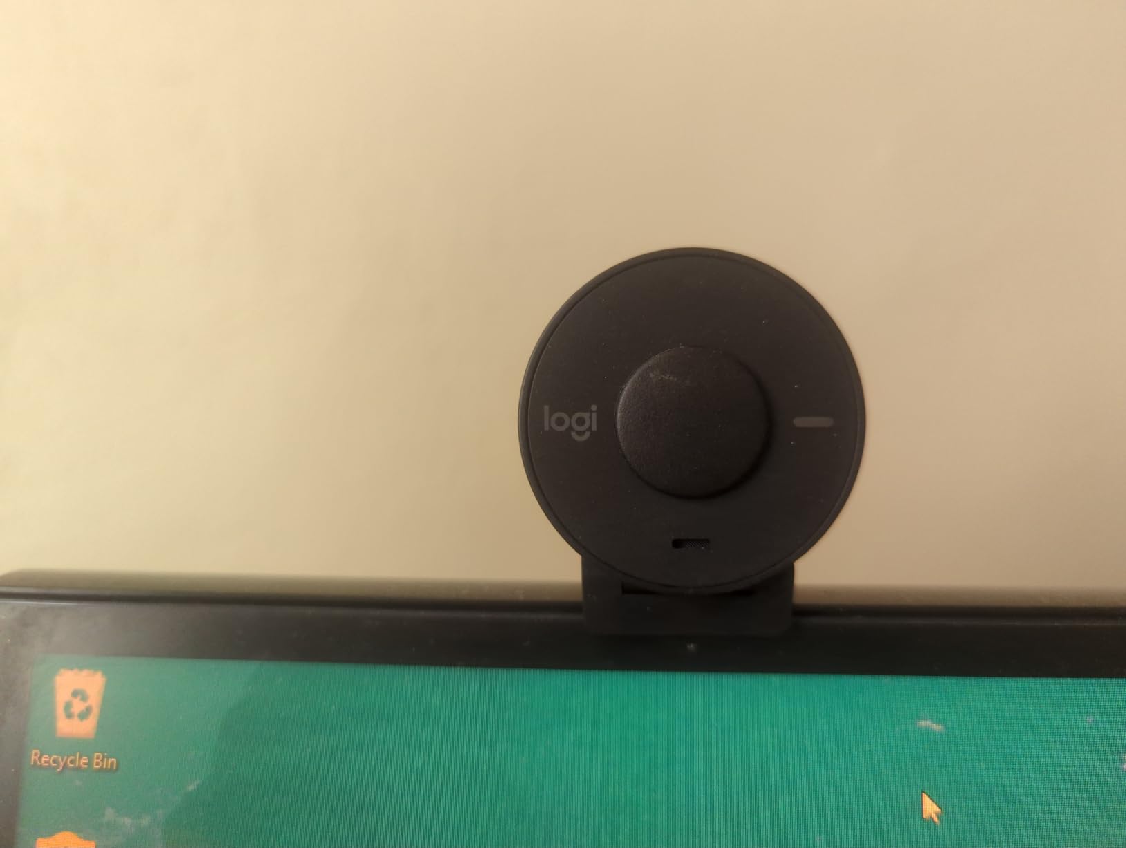 Logitech Brio 301 Full HD Webcam with Privacy Shutter, Noise Reduction Microphone, USB-C, Certified for Zoom, Microsoft Teams, Google Meet, Auto Light Correction - Black customer photo 1