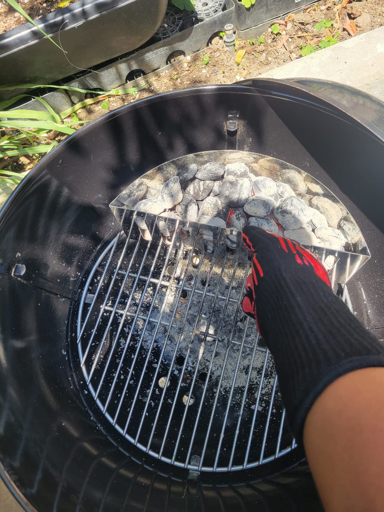 BBQ Gloves, 1472°F Heat Resistant Gloves Fireproof Mitts, Grilling Gloves Silicone Non-Slip Washable Oven Glove, Kitchen Glove for Barbecue, Grilling, Cooking, Baking, Camping, Smoker (Black) customer photo 2