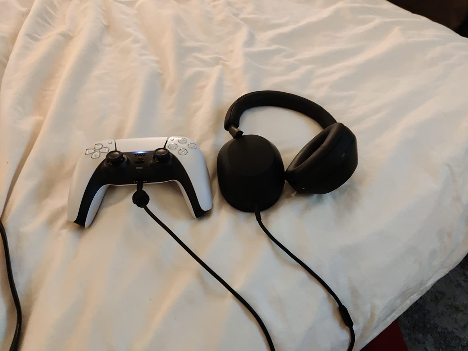 Sony WH-1000XM5 Premium Noise Canceling Headphones, Auto NC Optimizer, 30-Hour Battery, Alexa Voice Control, Black customer photo 1