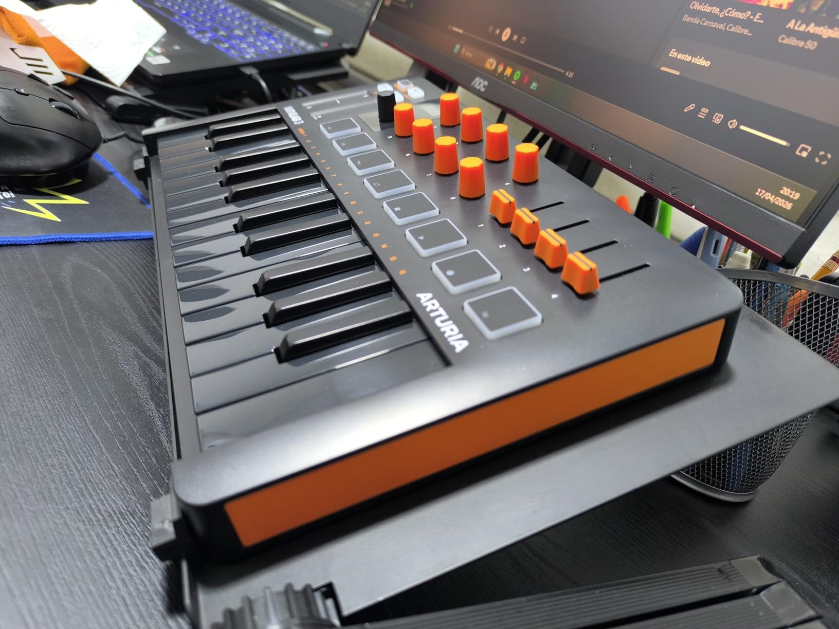 Arturia MiniLab 3 - Universal MIDI Controller for Music Production, with All-in-One Software Package - 25 Keys, 8 Multi-Color Pads - White customer photo 1