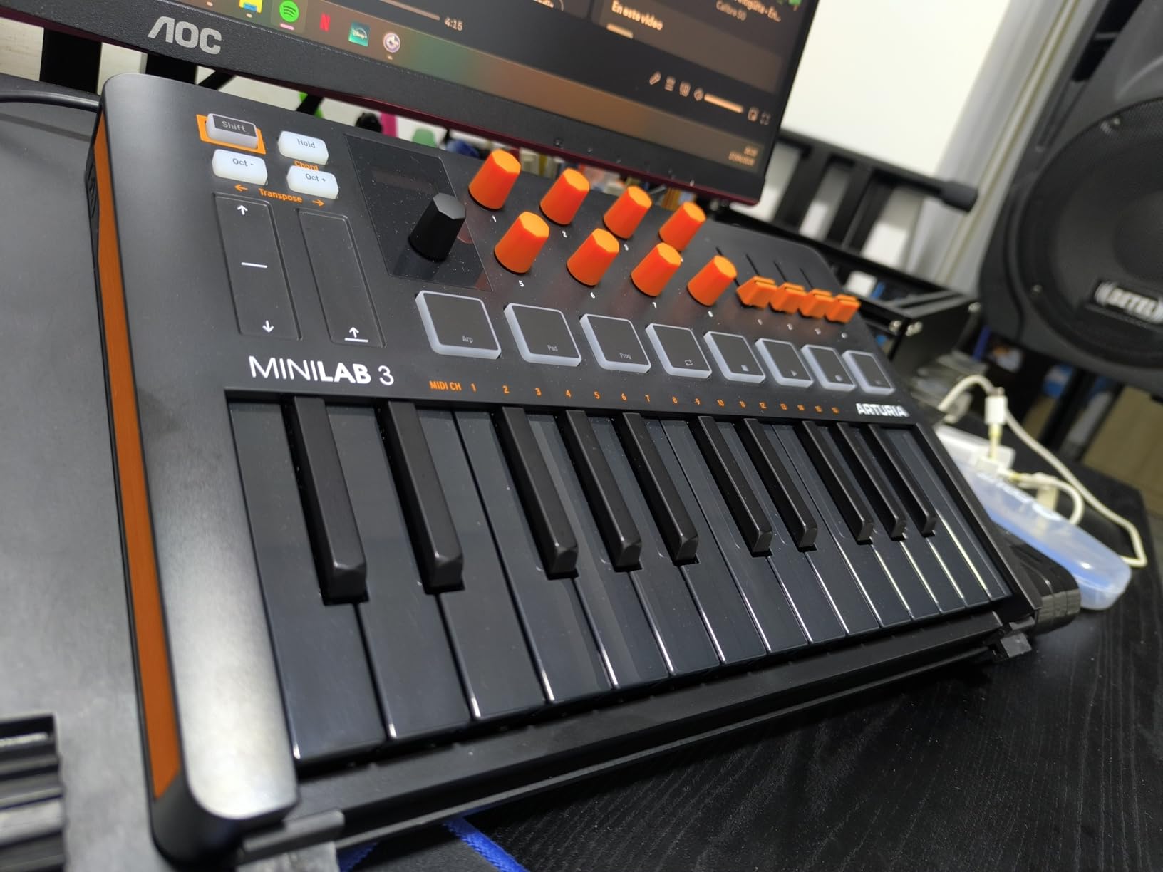 Arturia MiniLab 3 - Universal MIDI Controller for Music Production, with All-in-One Software Package - 25 Keys, 8 Multi-Color Pads - White customer photo 2